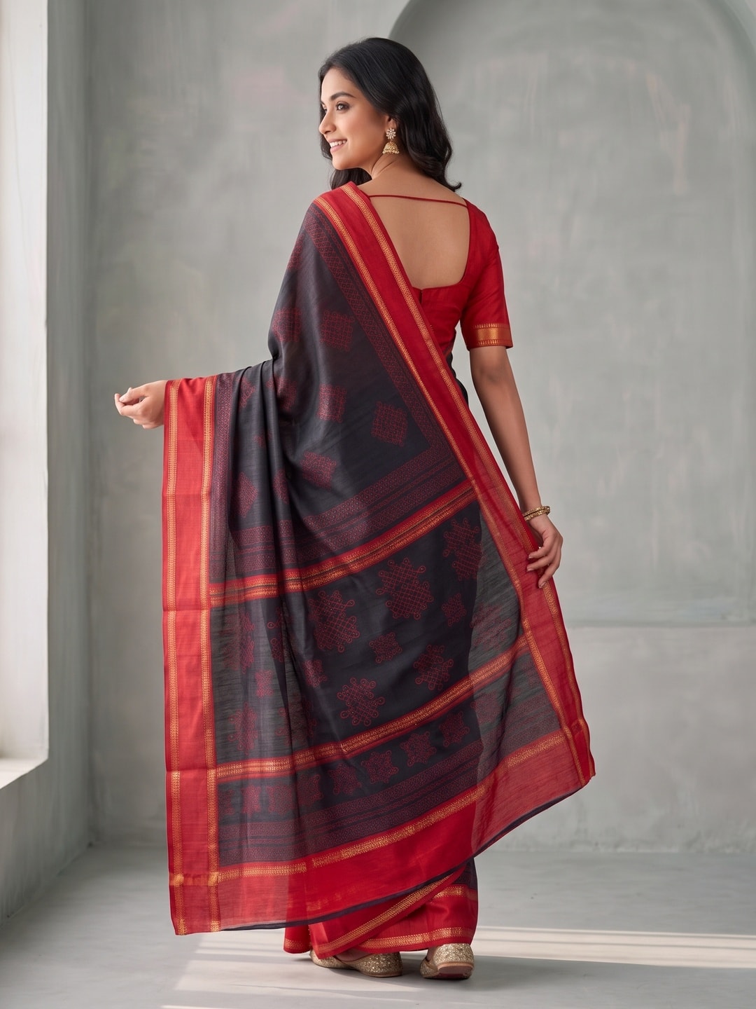 Peachmode Black Tussar Silk Saree With Kashmiri Kolam Print, Rich Pallu And Contrast Gadwal Border - Image 2