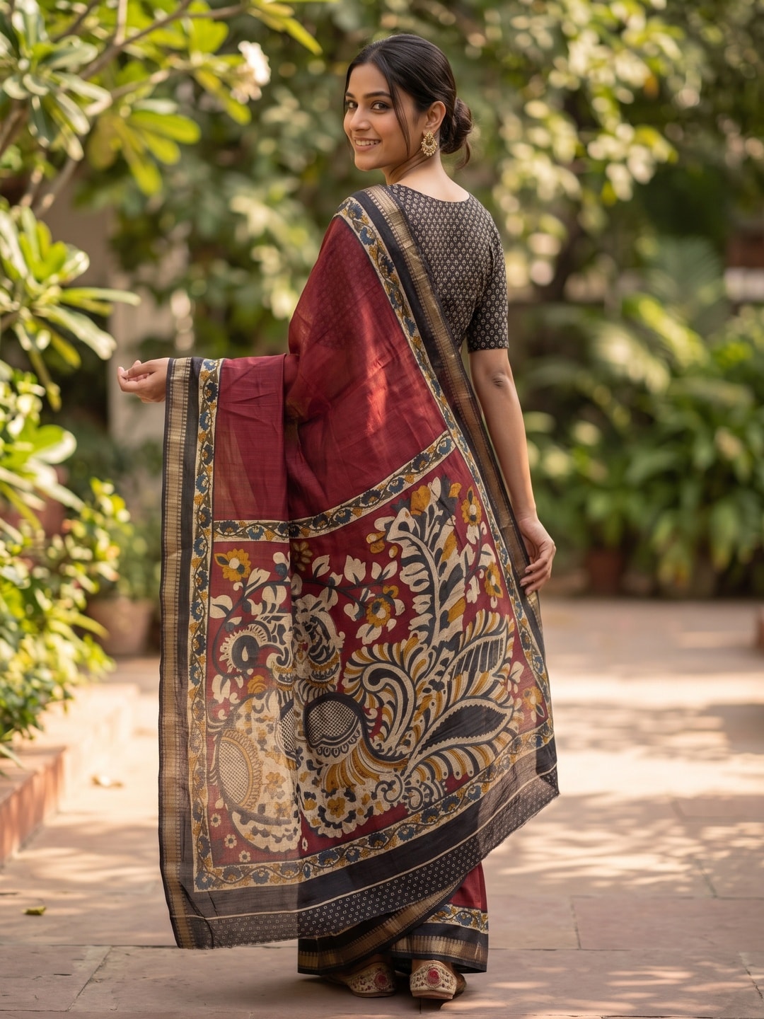 Peachmode Maroon Maheshwari Silk Viscose Printed Saree With Zari Border And Kalamkari Floral Pallu - Image 2