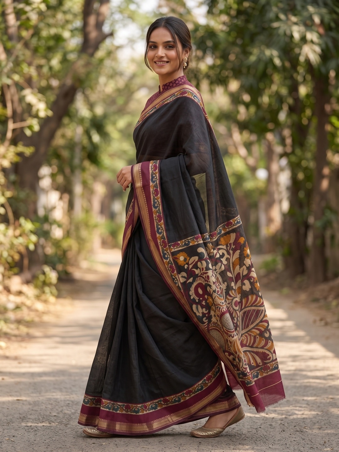Peachmode Black Maheshwari Silk Viscose Printed Saree With Zari Border And Kalamkari Floral Pallu - Image 3