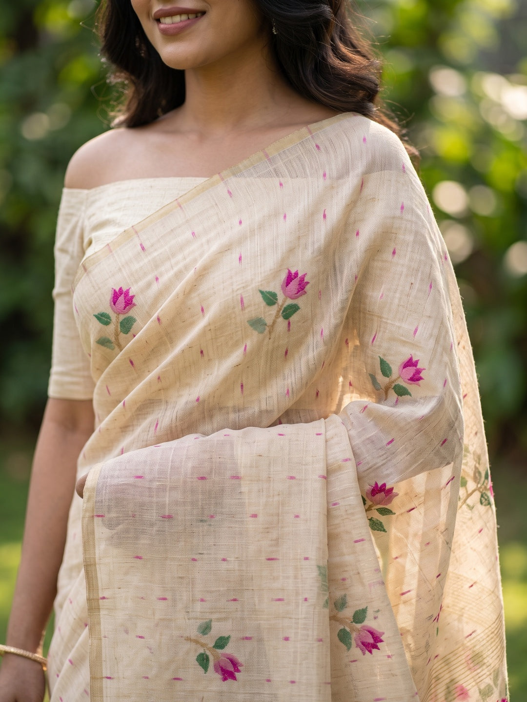 Peachmode Cream Floral Jamdani Woven Saree - Image 5