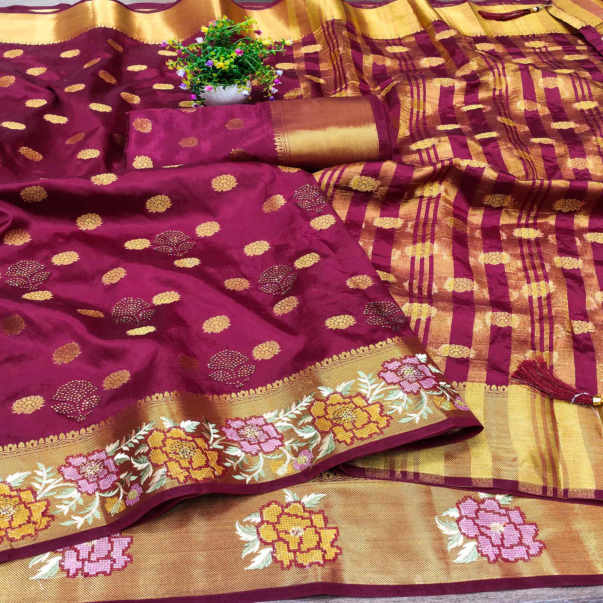 Magenta Zari Woven Jacquard Saree With Embroidery Border