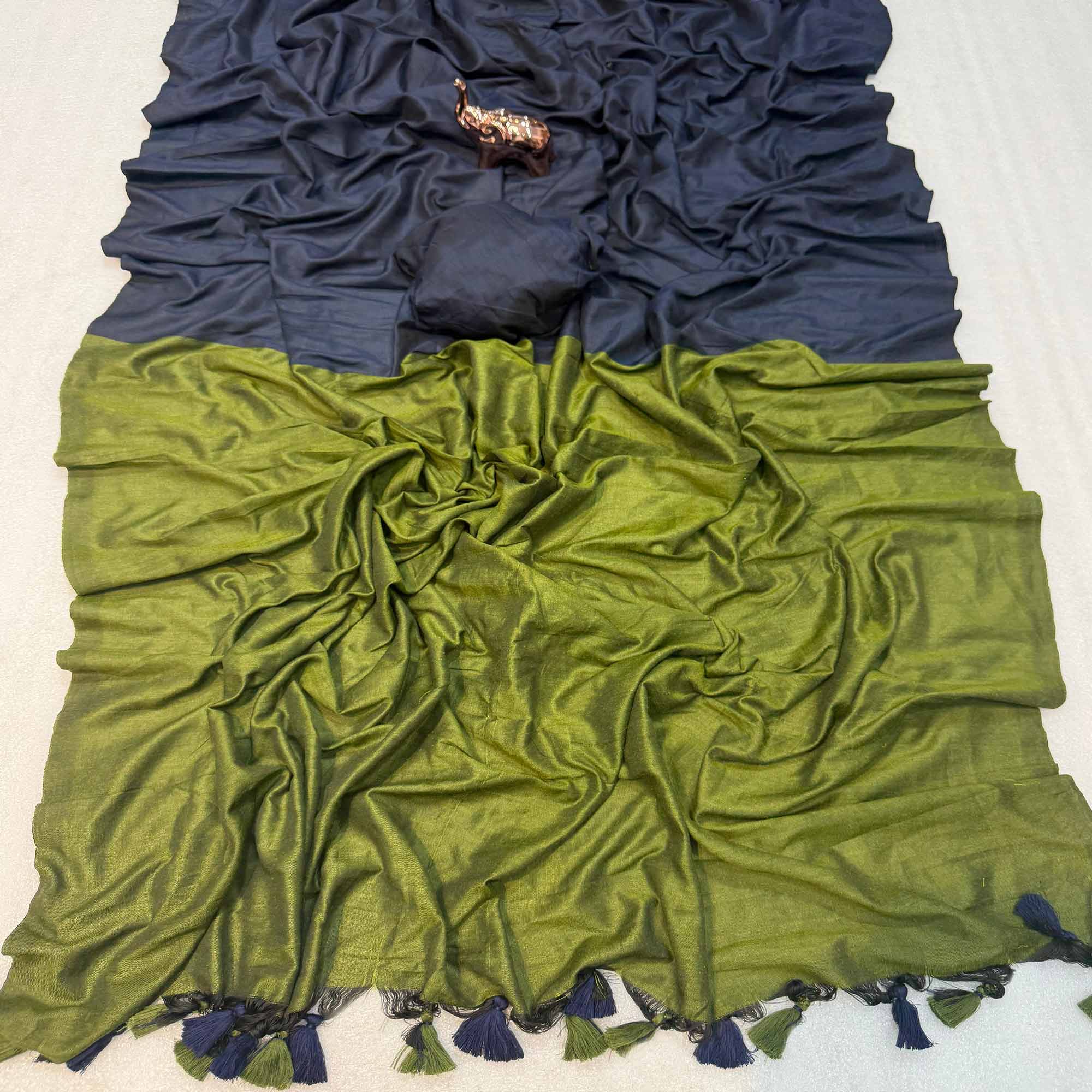 Charming Navy Blue & Olive Green Solid Handwoven Pure Mul Cotton Saree With Tassel Pallu