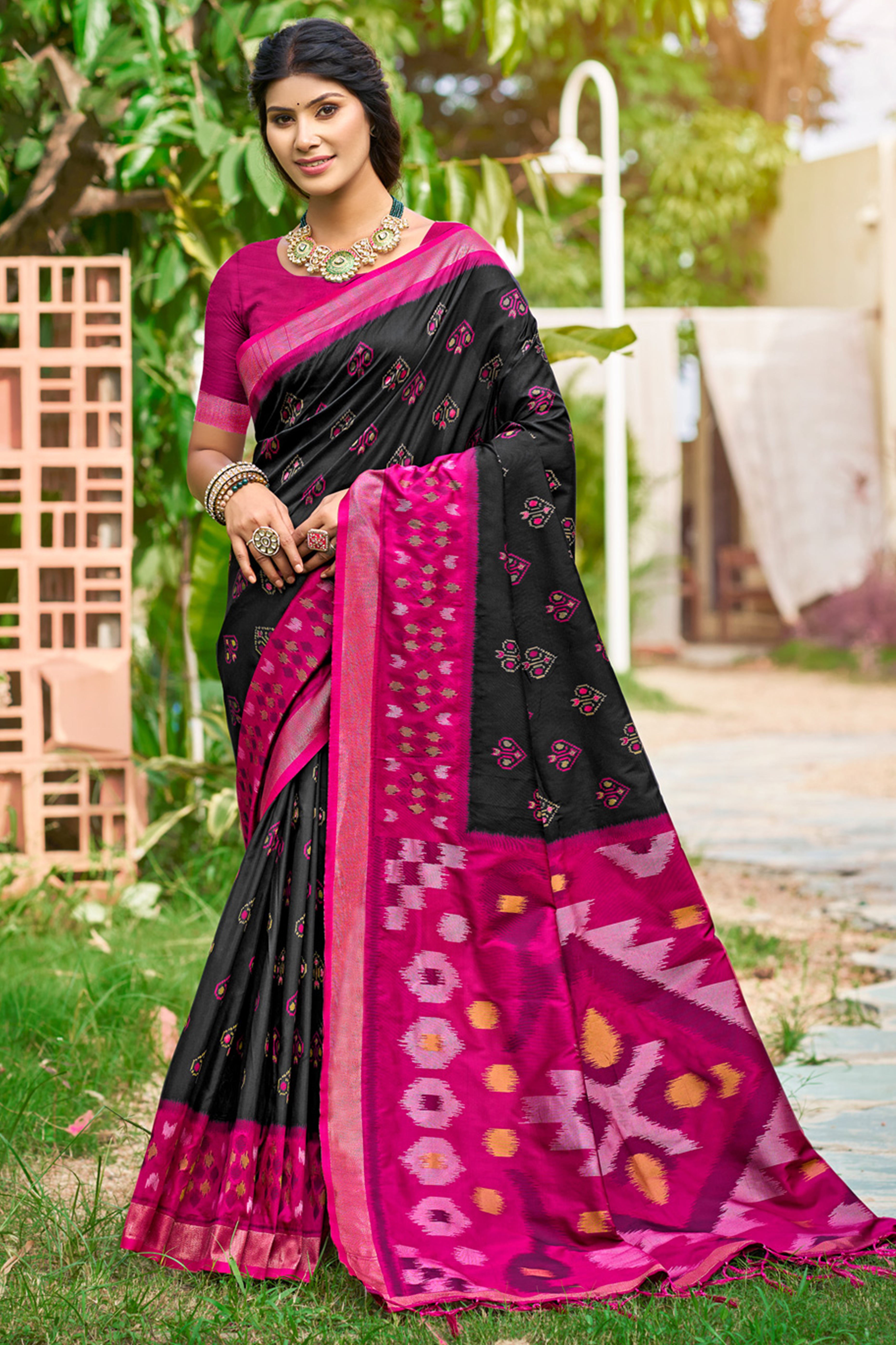 Classic Balck Pochampally Ikkat Silk Blend Saree Completed With Refined Weaving & Tassel Pallu