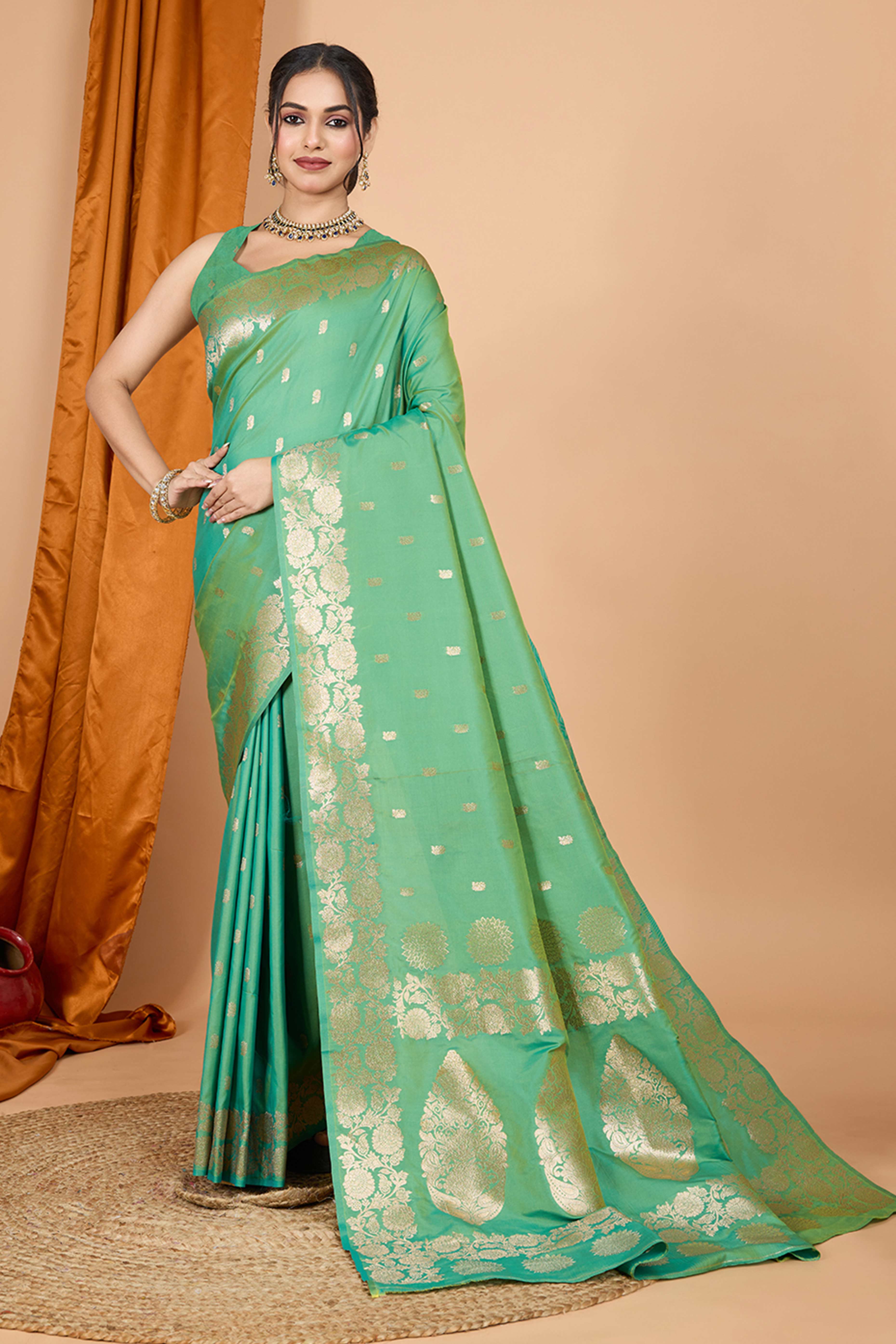 Rama Green Banarasi Silk Saree With Intricate Floral Zari Weaving