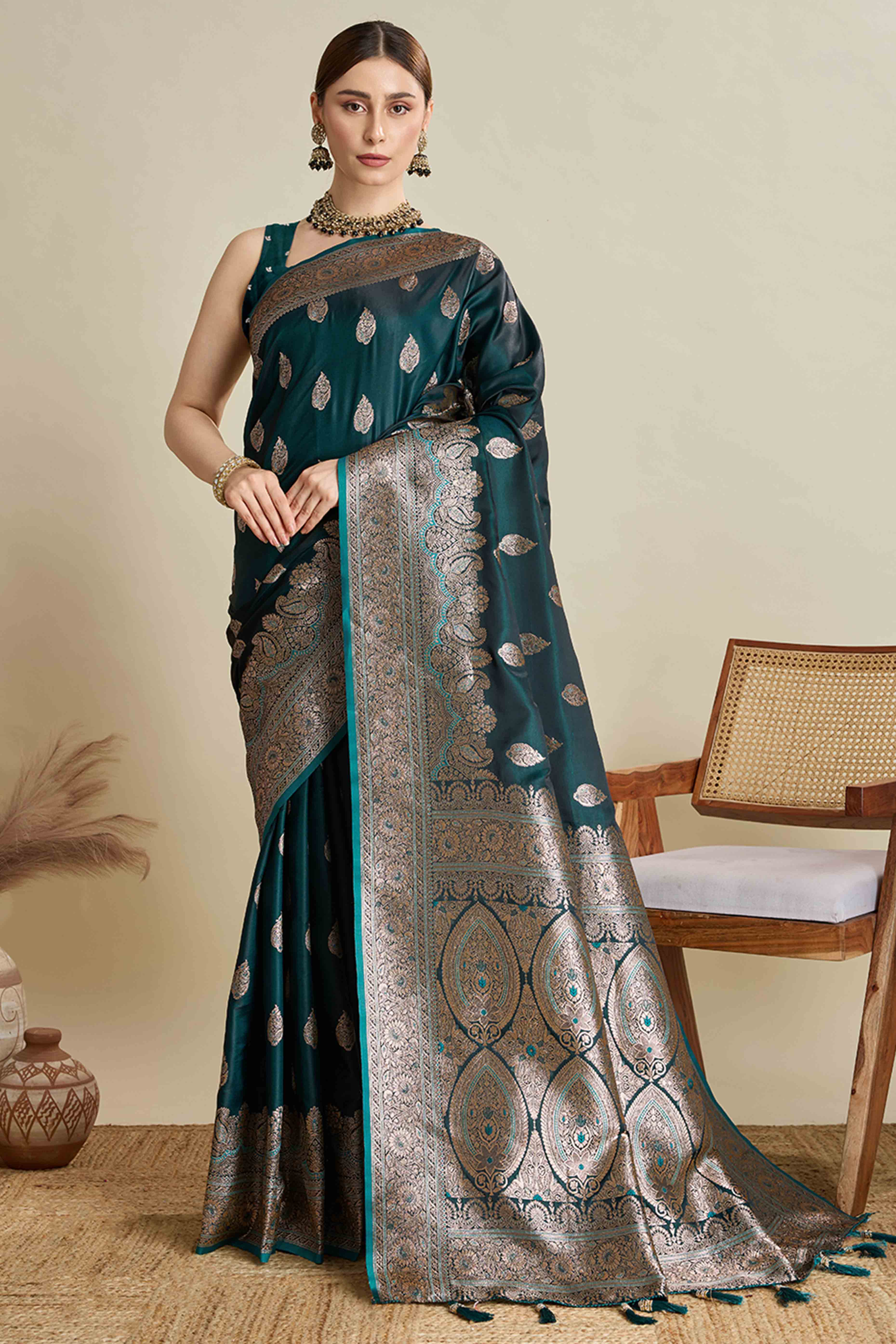 Morpich Green Pure Silk Saree Featuring Traditional Banarasi Zari Weaving Patterns