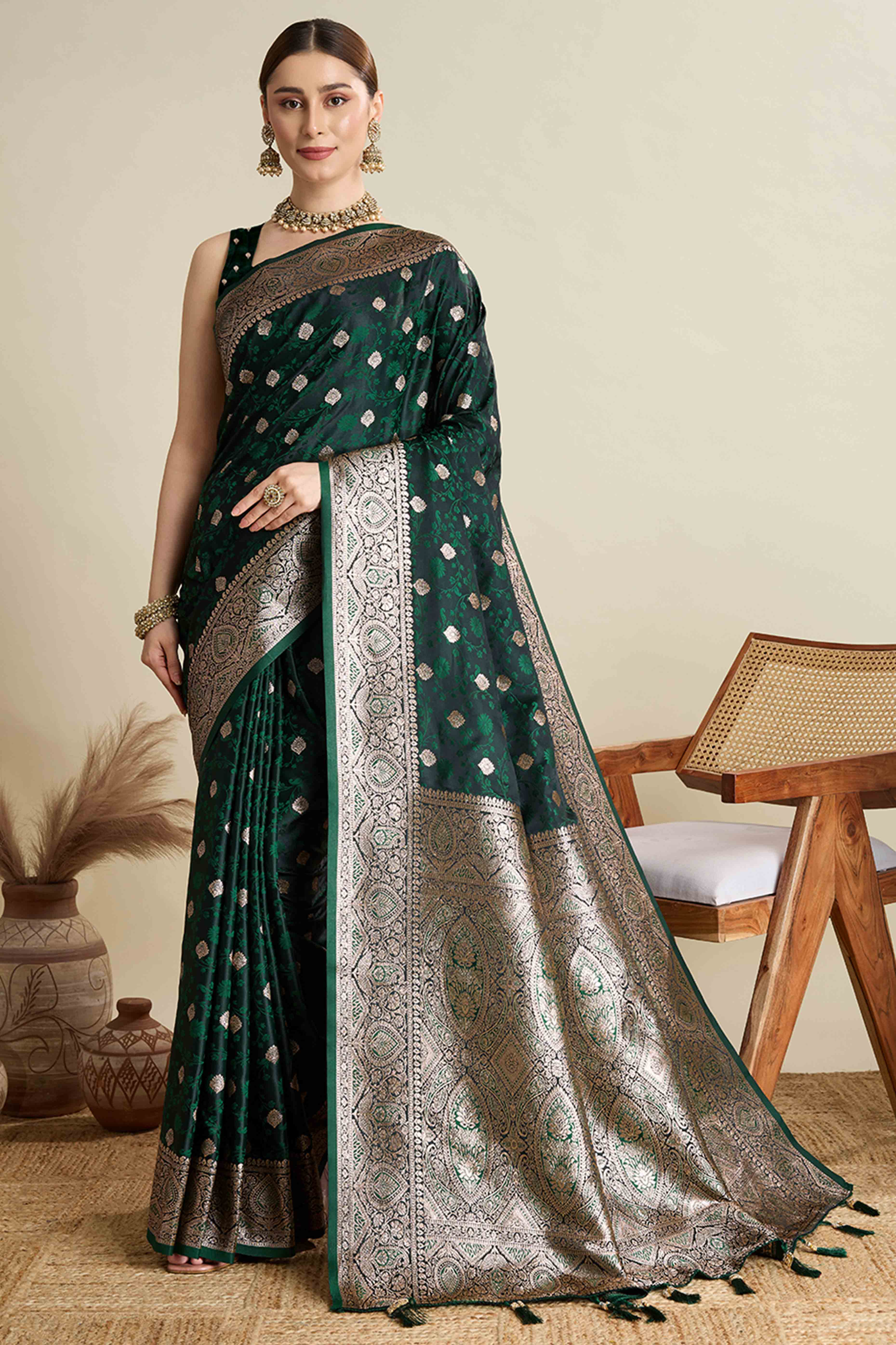 Green Pure Silk Saree Featuring Traditional Banarasi Zari Weaving Patterns
