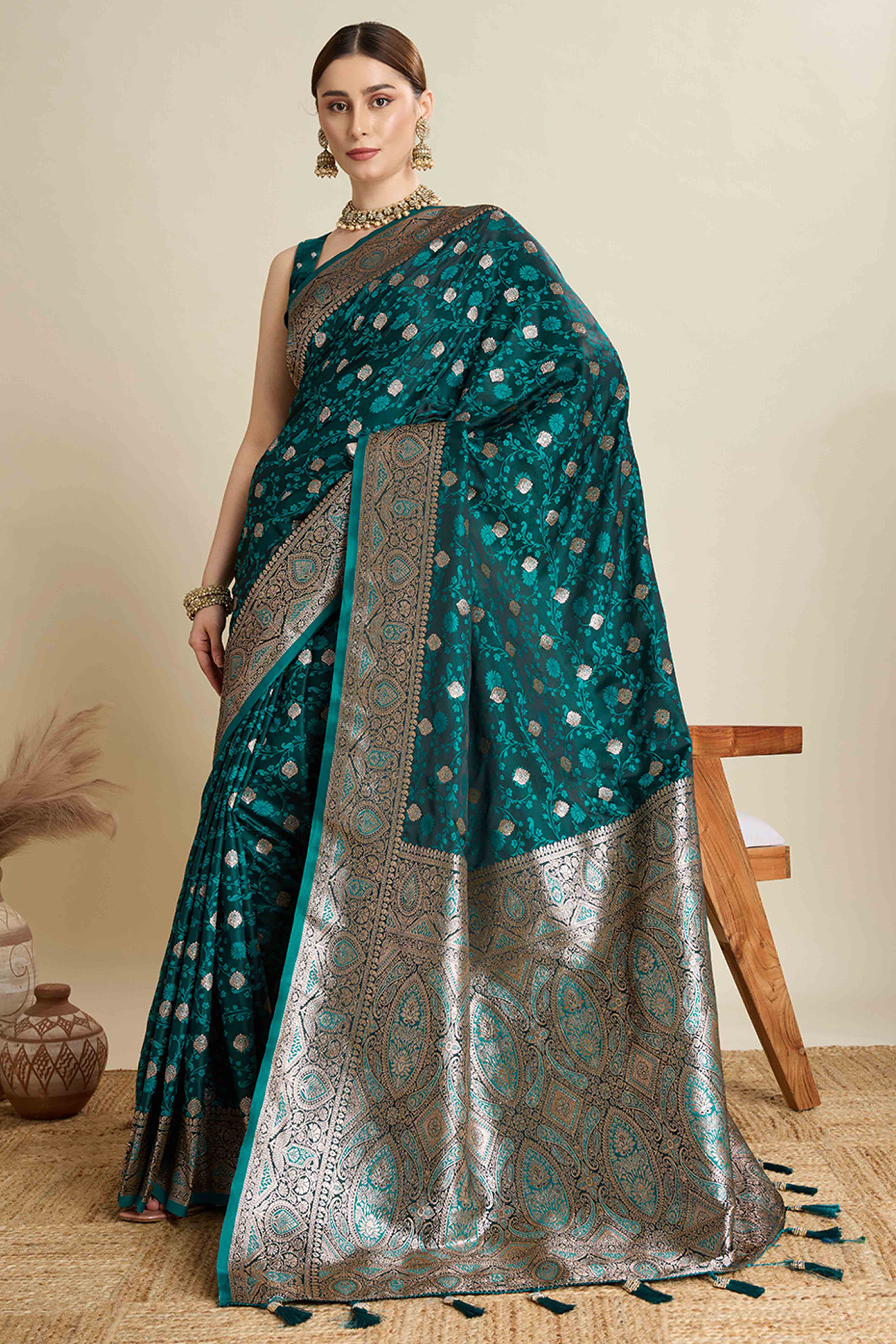 Green Pure Silk Saree Featuring Traditional Banarasi Zari Weaving Patterns