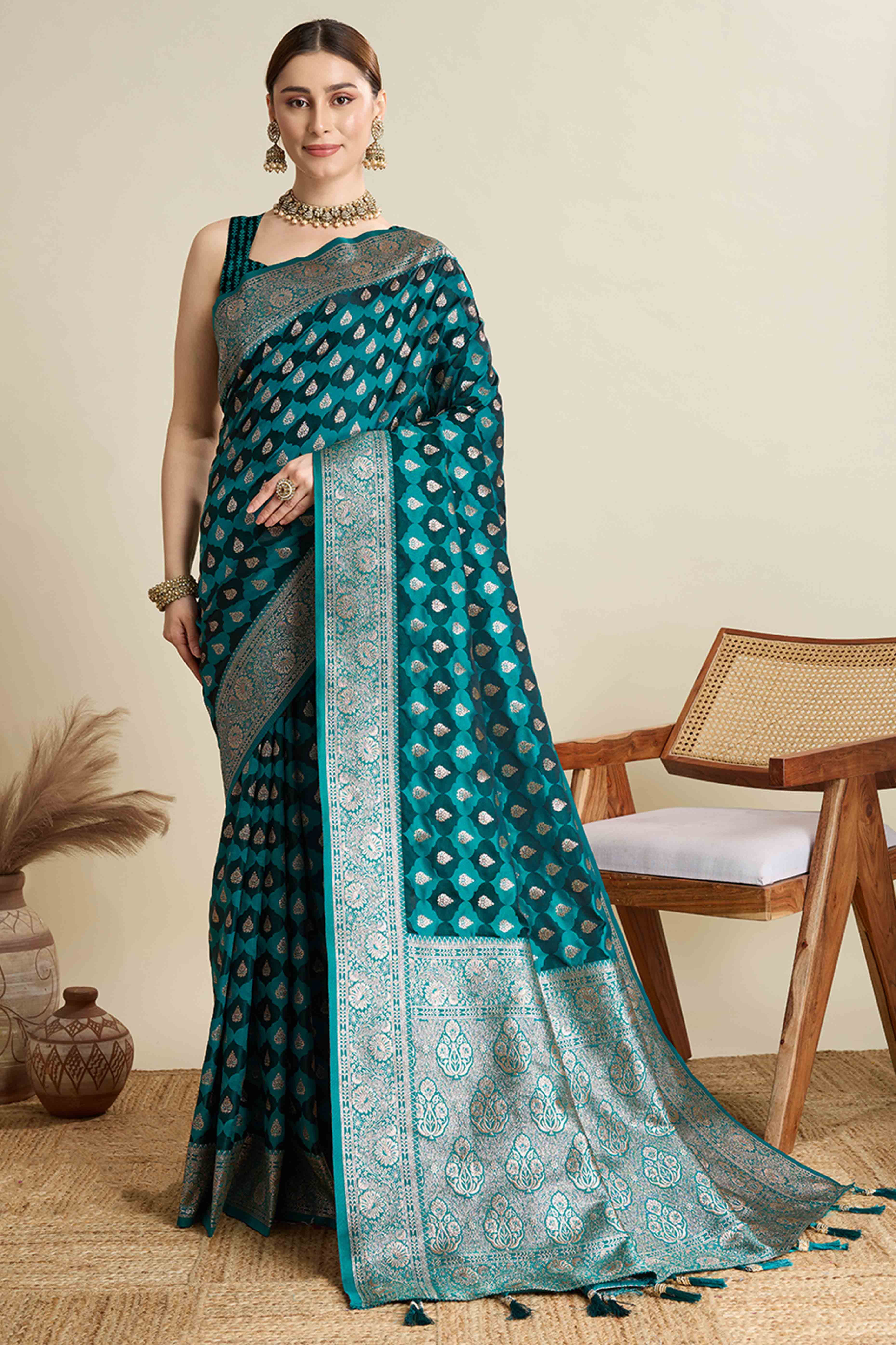 Green Pure Silk Saree Featuring Traditional Banarasi Zari Weaving Patterns
