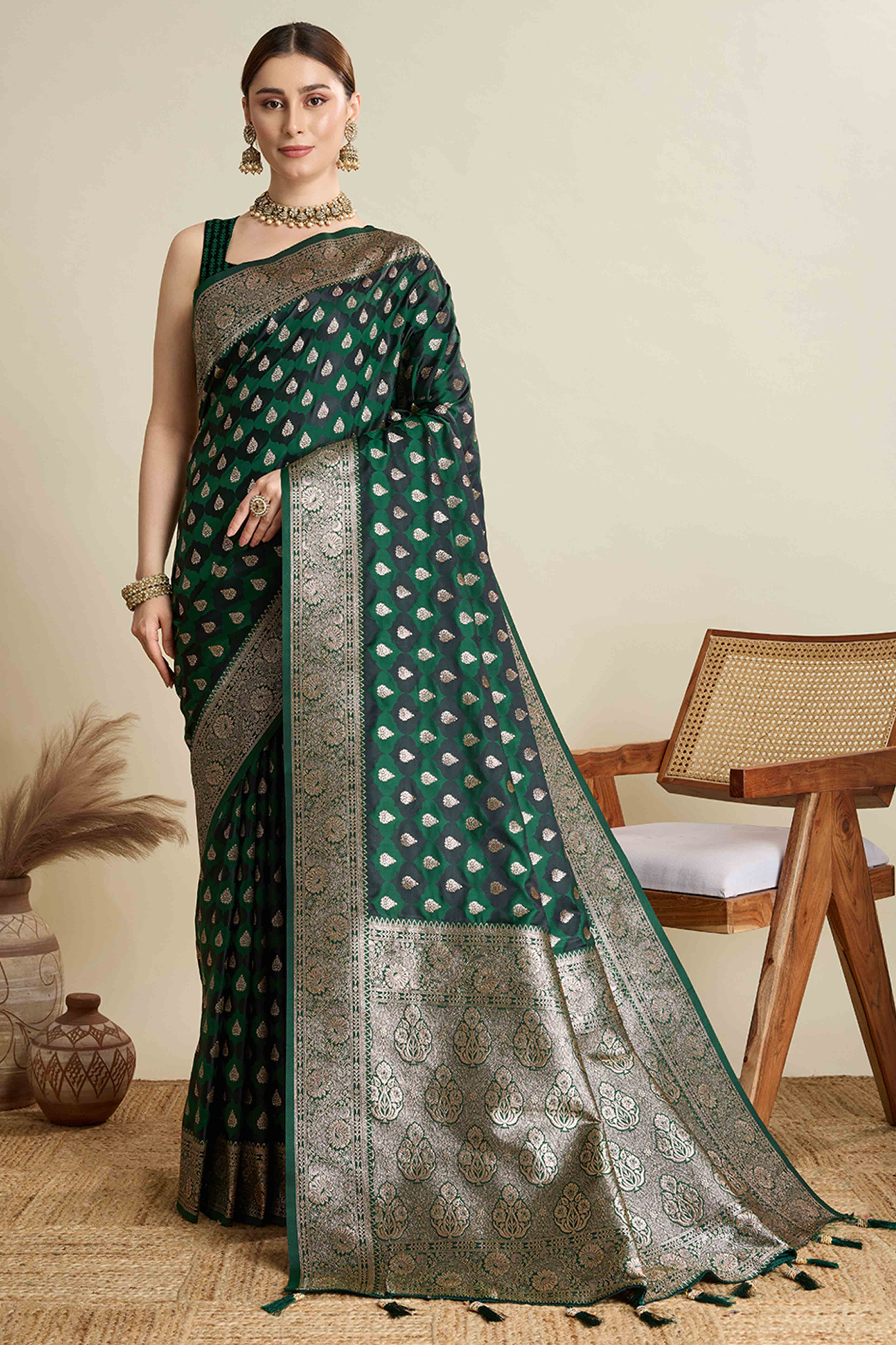 Green Pure Silk Saree Featuring Traditional Banarasi Zari Weaving Patterns