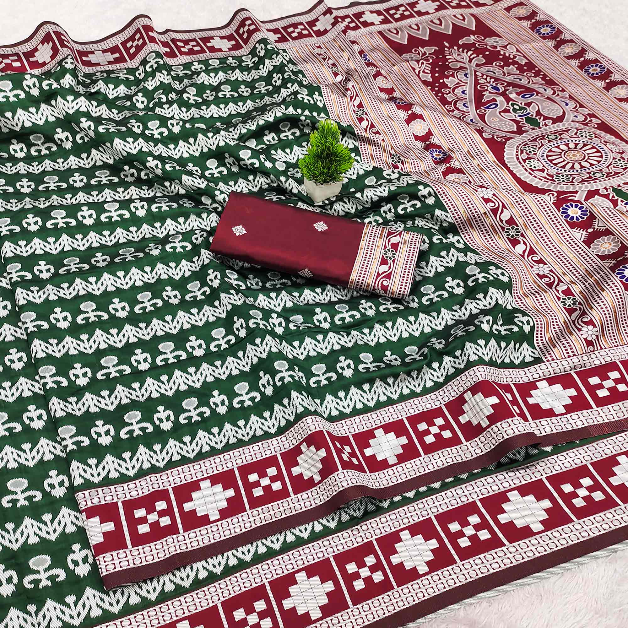 Green Weaving Cotton Silk Saree With Contrasting Floral & Peacock Design Pallu