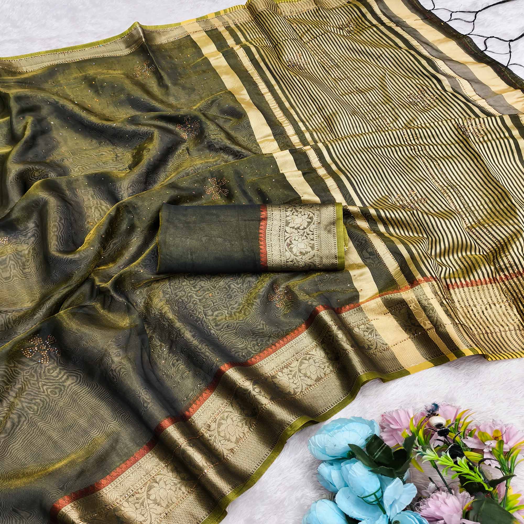 Exquisite Green Floral Weaving Banarasi Crushy Silk Saree With Sparkling Stone Work