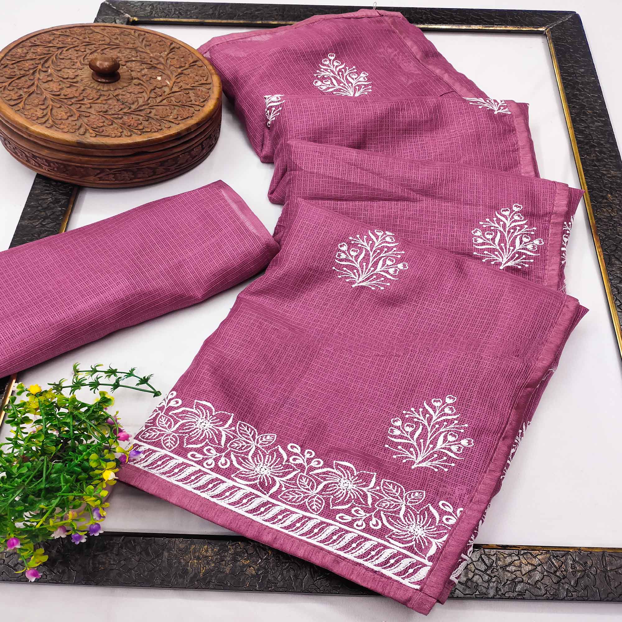 Elegant Dusty Pink Kota Doria Saree with Intricate Floral Embroidery Detailing