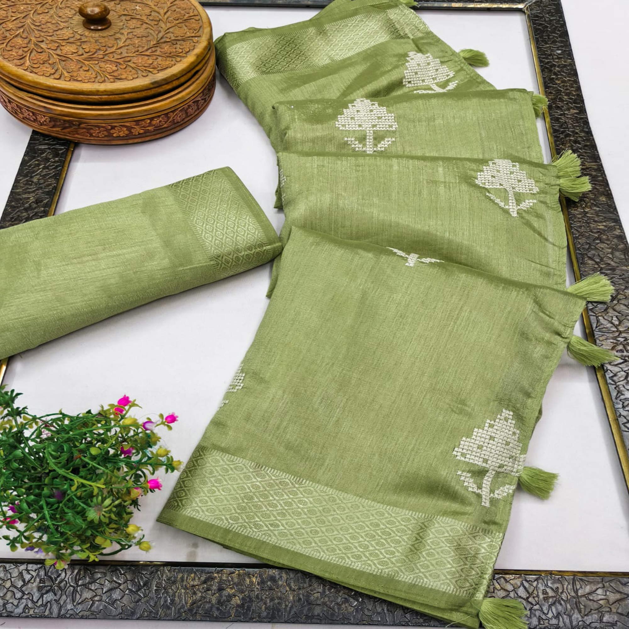 Green Embroidered Art Silk Saree Adorned With Classic Zari Weaving Details
