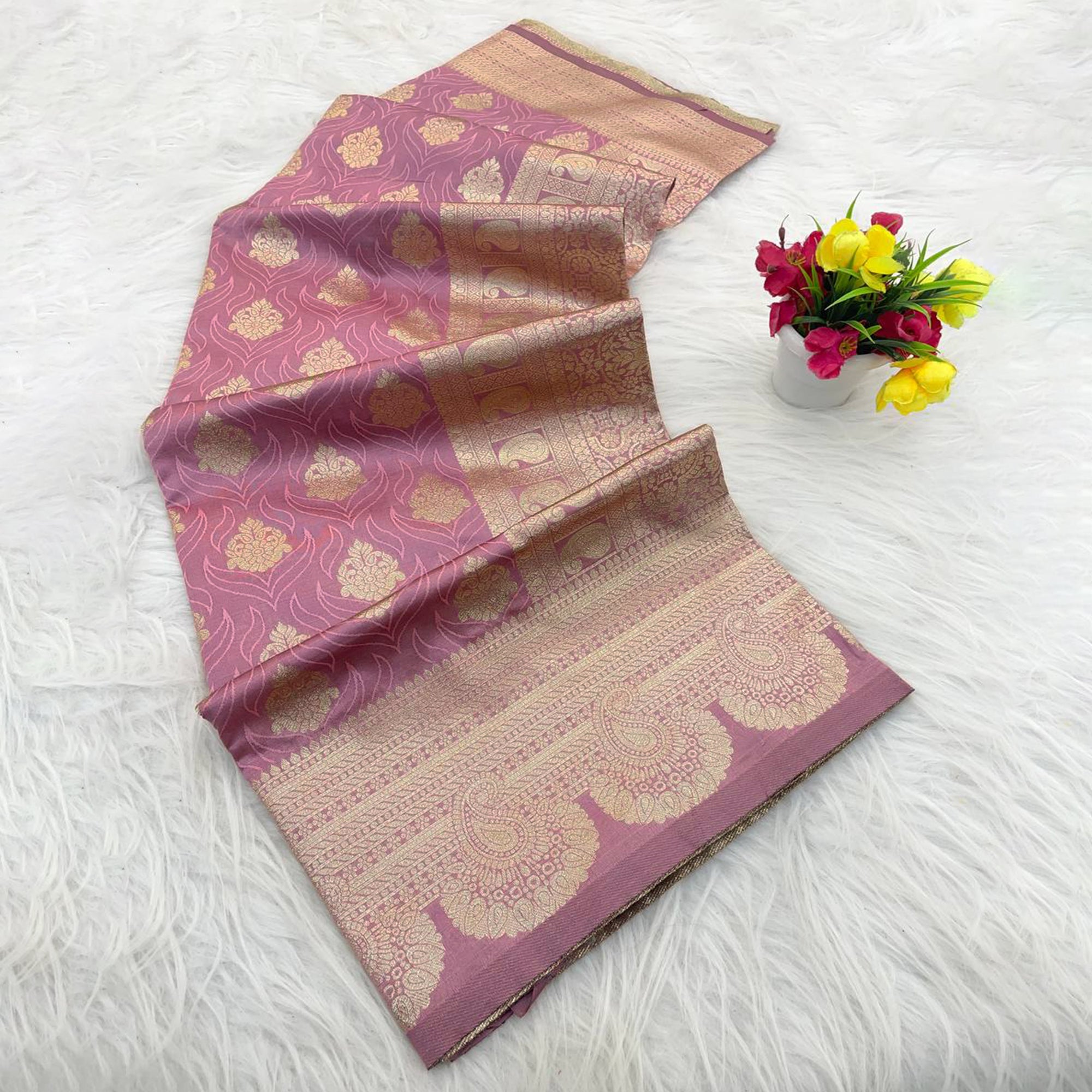 Pink Floral Zari Woven Pure Banarasi Silk Saree Designed for Luxurious Festive Elegance