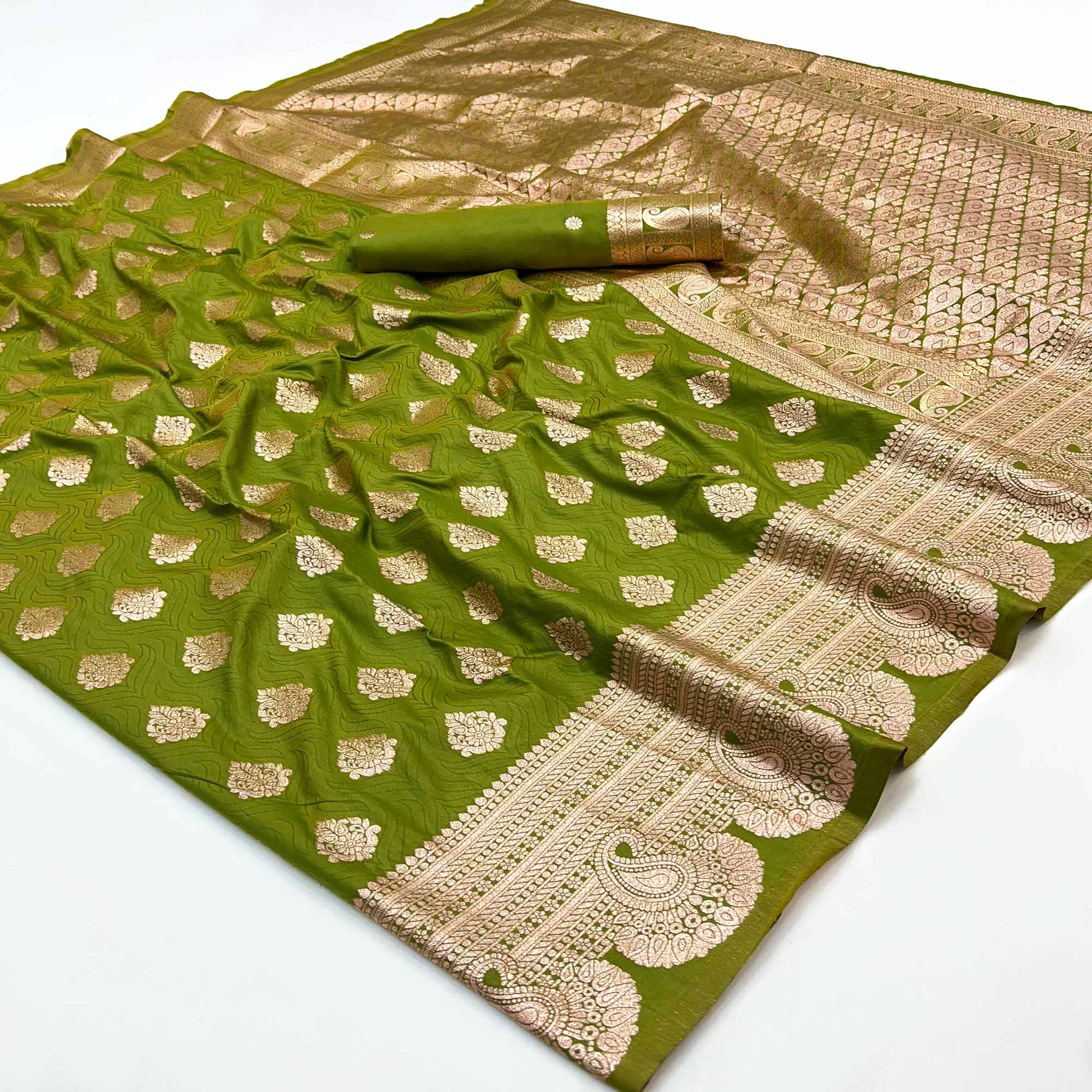 Green Art Silk Saree With Exquisite Floral Zari Work & Banarasi Pallu