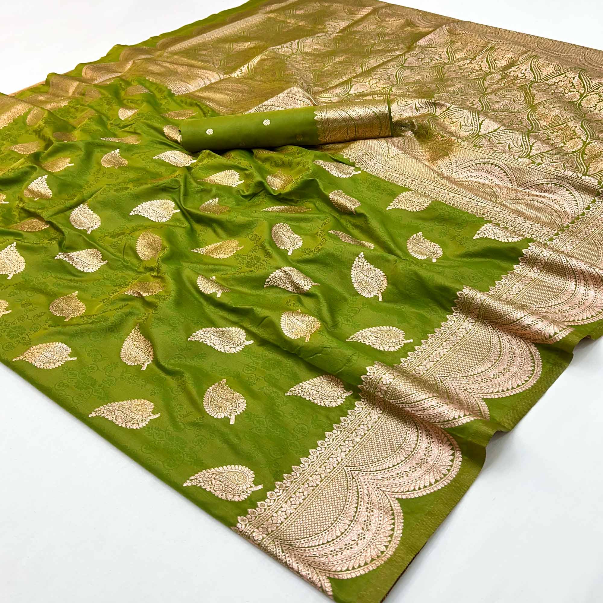 Green Art Silk Saree With Intricate Zari Weaving & Rich Banarasi Pallu