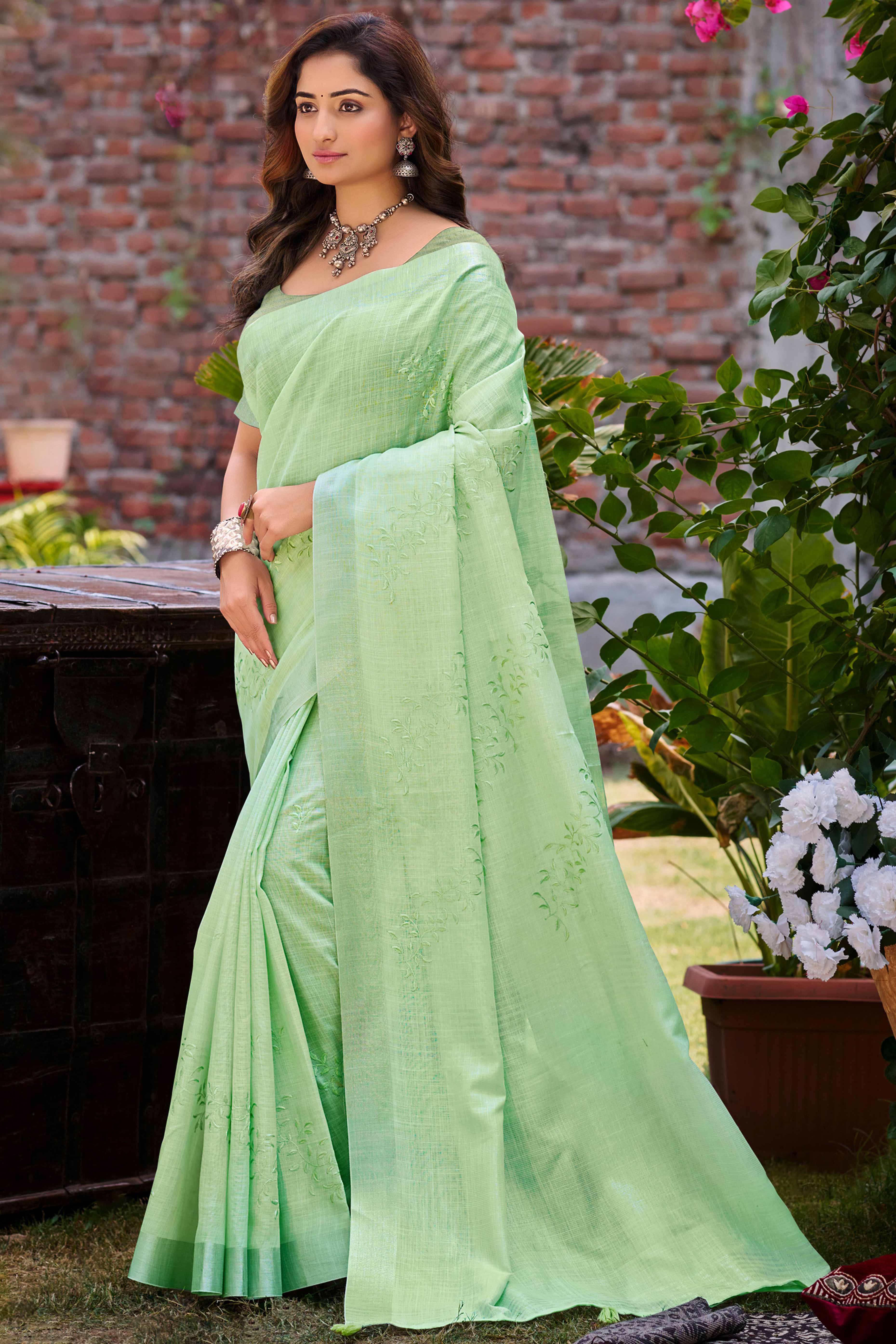 Elegant Green Linen Saree Featuring Intricate Woven & Embroidered Patterns
