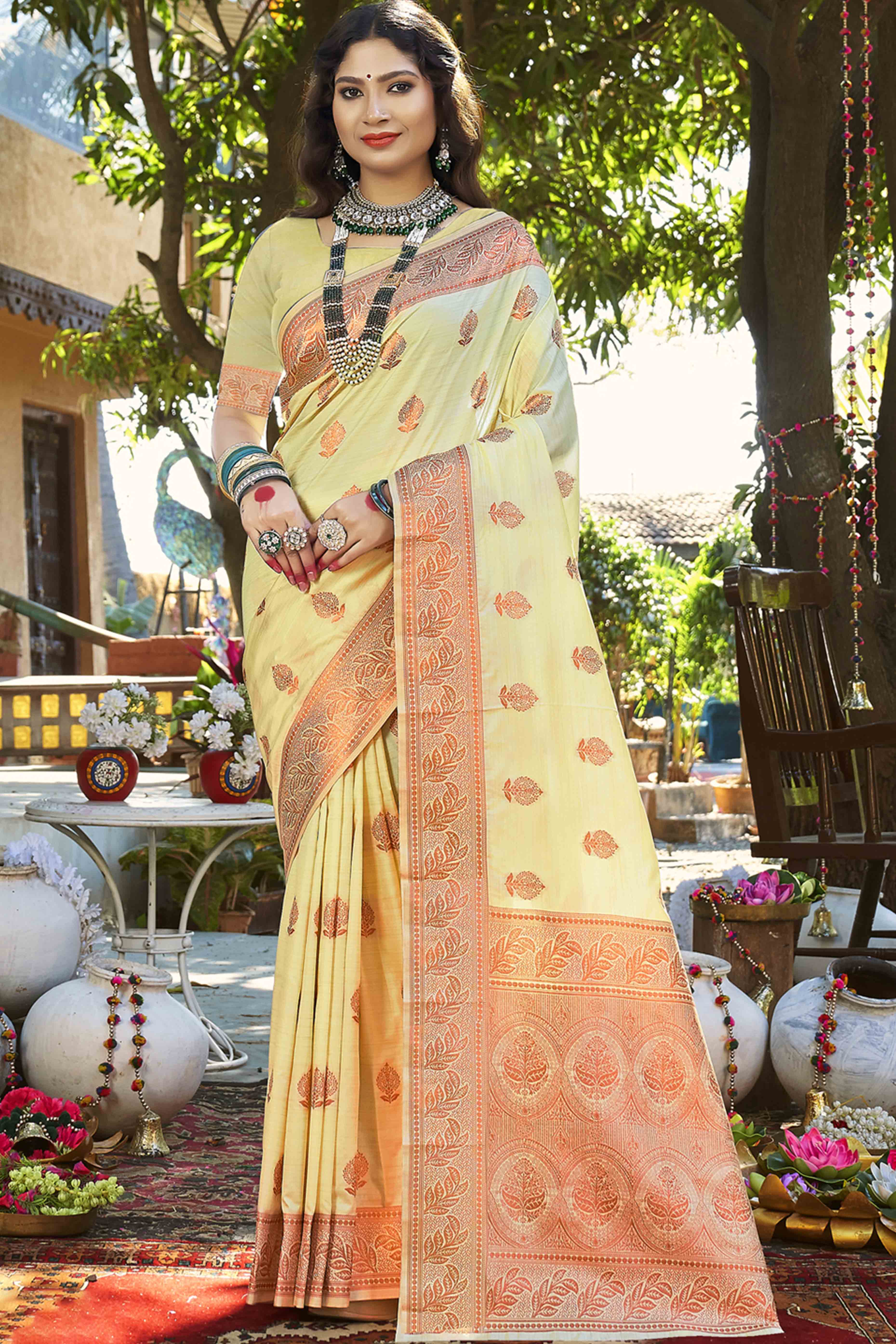 Elegant Floral Zari Woven Banarasi Silk Saree In Yellow