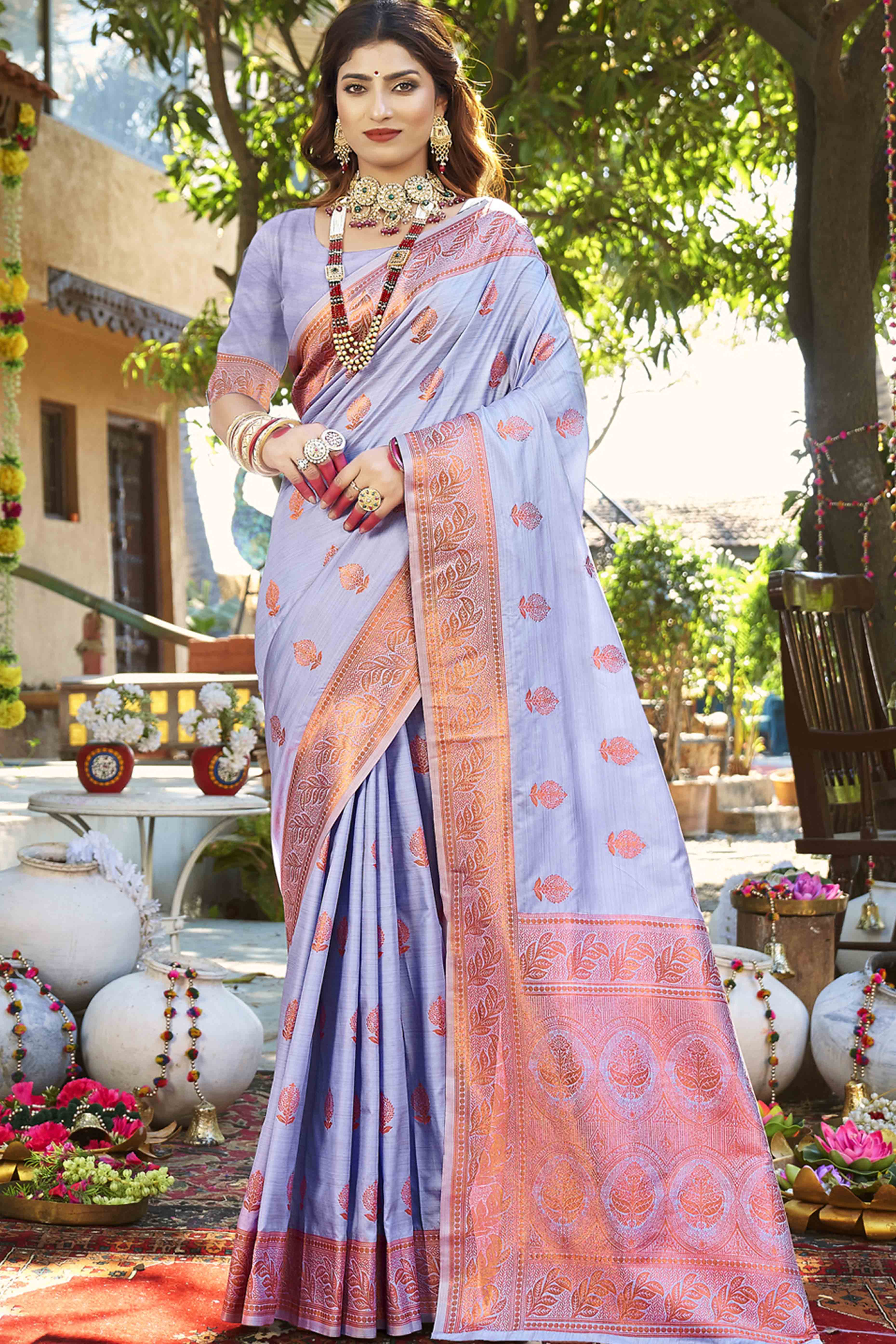 Majestic Floral Zari Woven Banarasi Silk Saree In Lavender