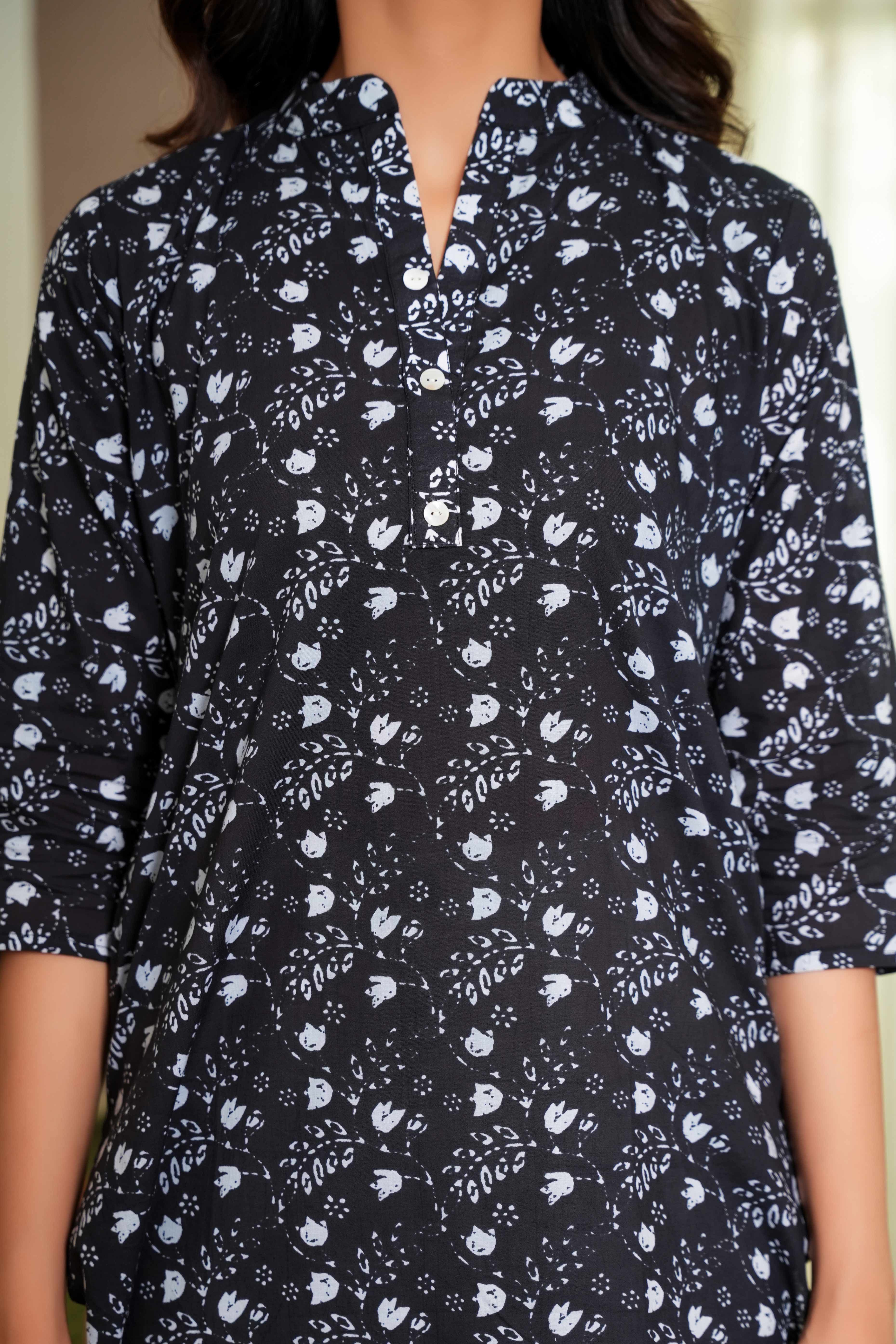Black Perfect Daily Wear Floral Cotton Kurti in Straight Silhouette