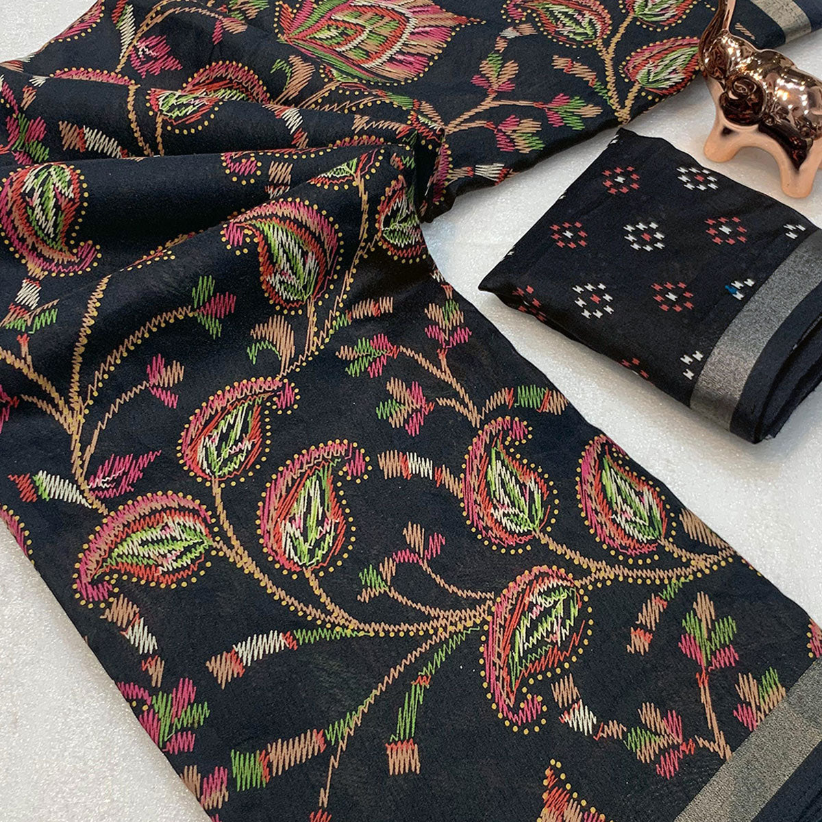 Black Maheshwari Silk Blend Saree Adorned With Elegant Floral Print & Two Tone Finish