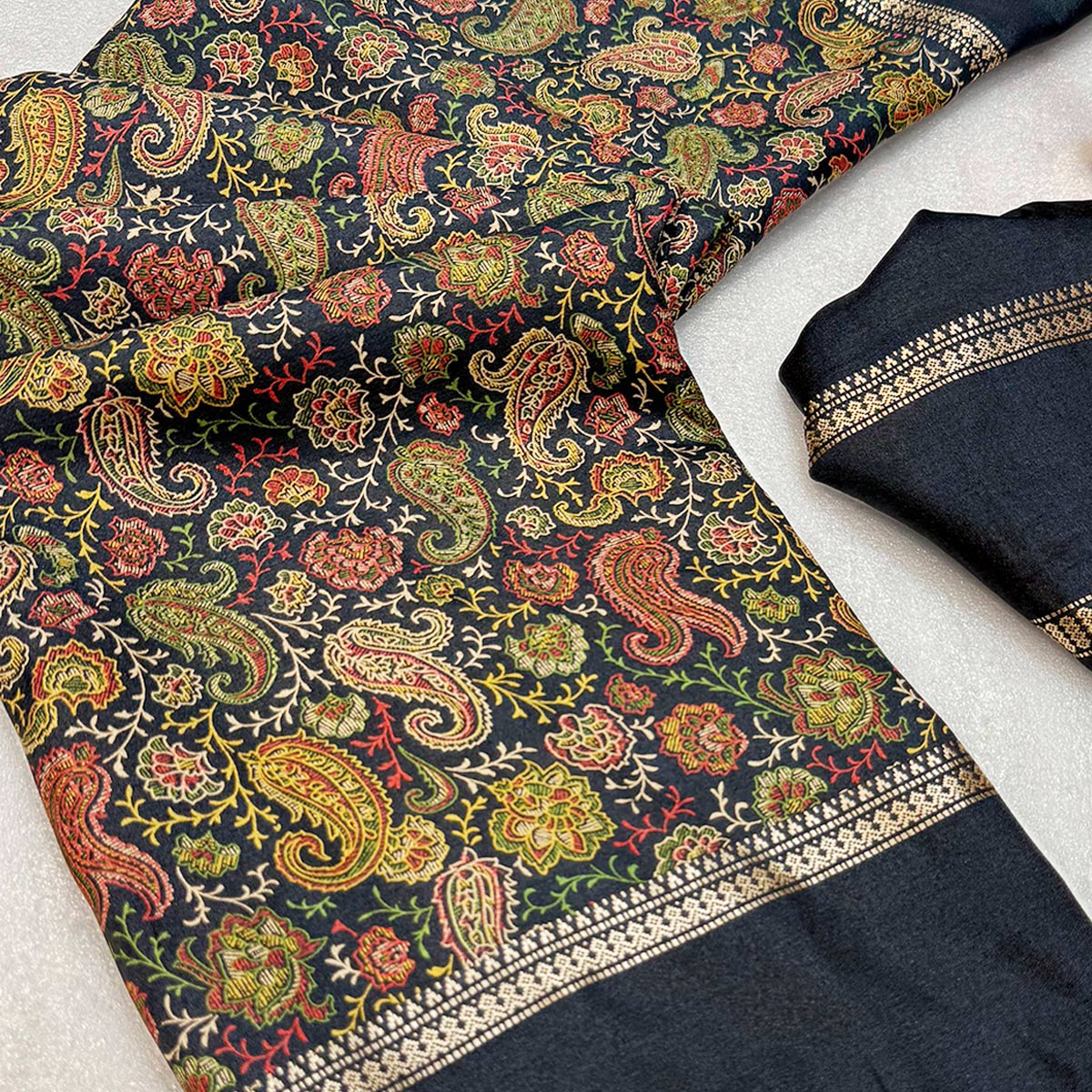 Gorgeous Black Soft Silk Blend Saree Featuring Classic Paisley Prints for Elegant Occasions