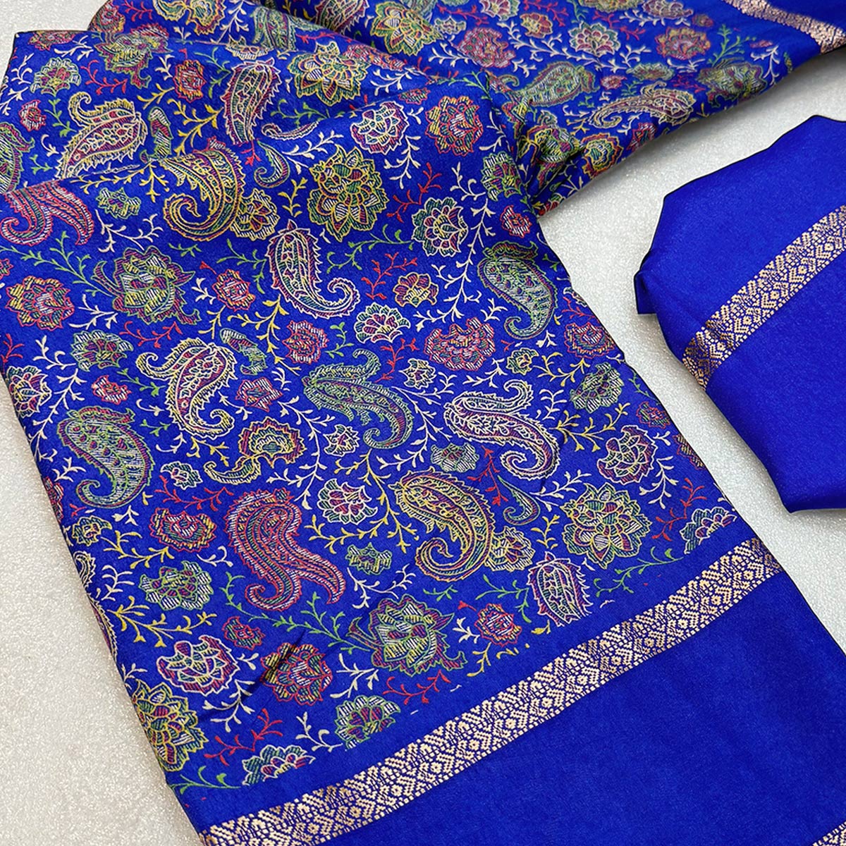 Gorgeous Blue Soft Silk Blend Saree Featuring Classic Paisley Prints for Elegant Occasions