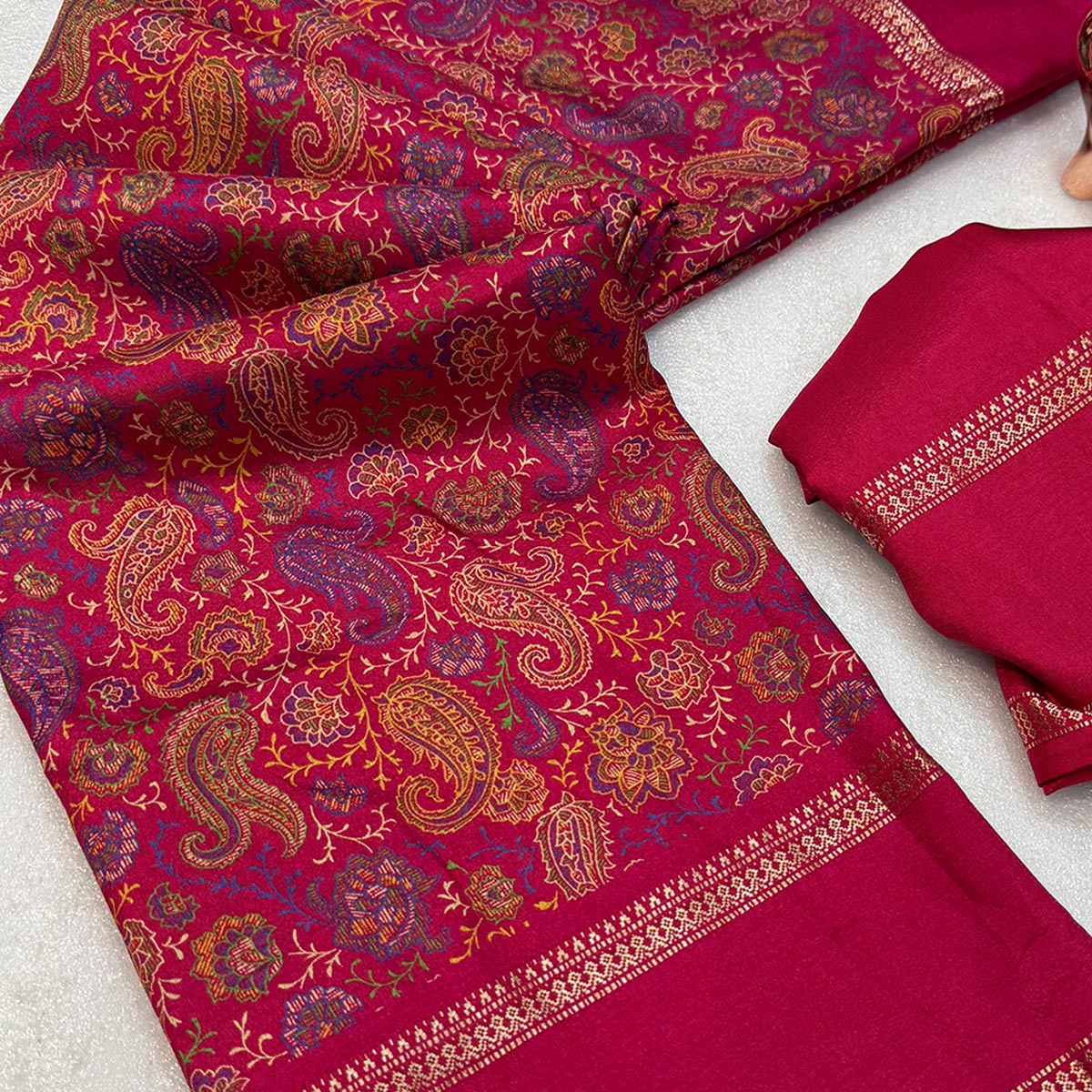 Gorgeous Pink Soft Silk Blend Saree Featuring Classic Paisley Prints for Elegant Occasions