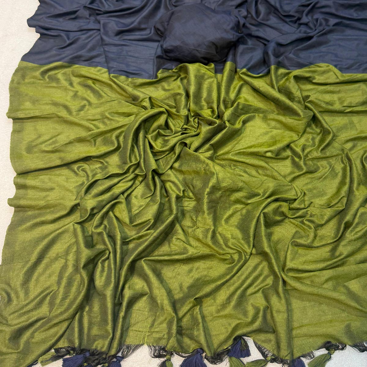 Charming Navy Blue & Olive Green Solid Handwoven Pure Mul Cotton Saree With Tassel Pallu