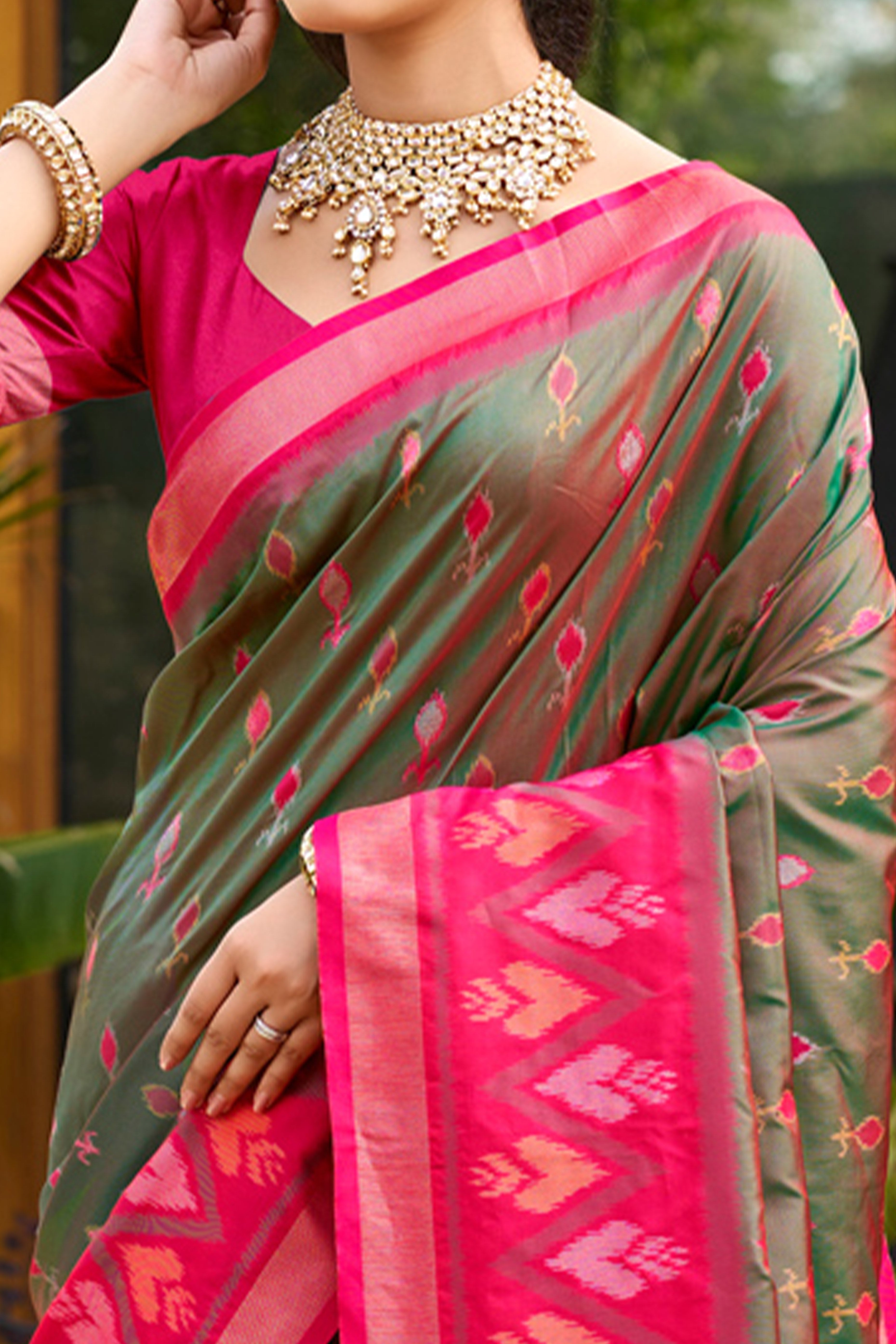 Elegant Mehendig Green Pochampally Ikkat Silk Blend Saree Featuring Intricate Weaving & Tassel Pallu
