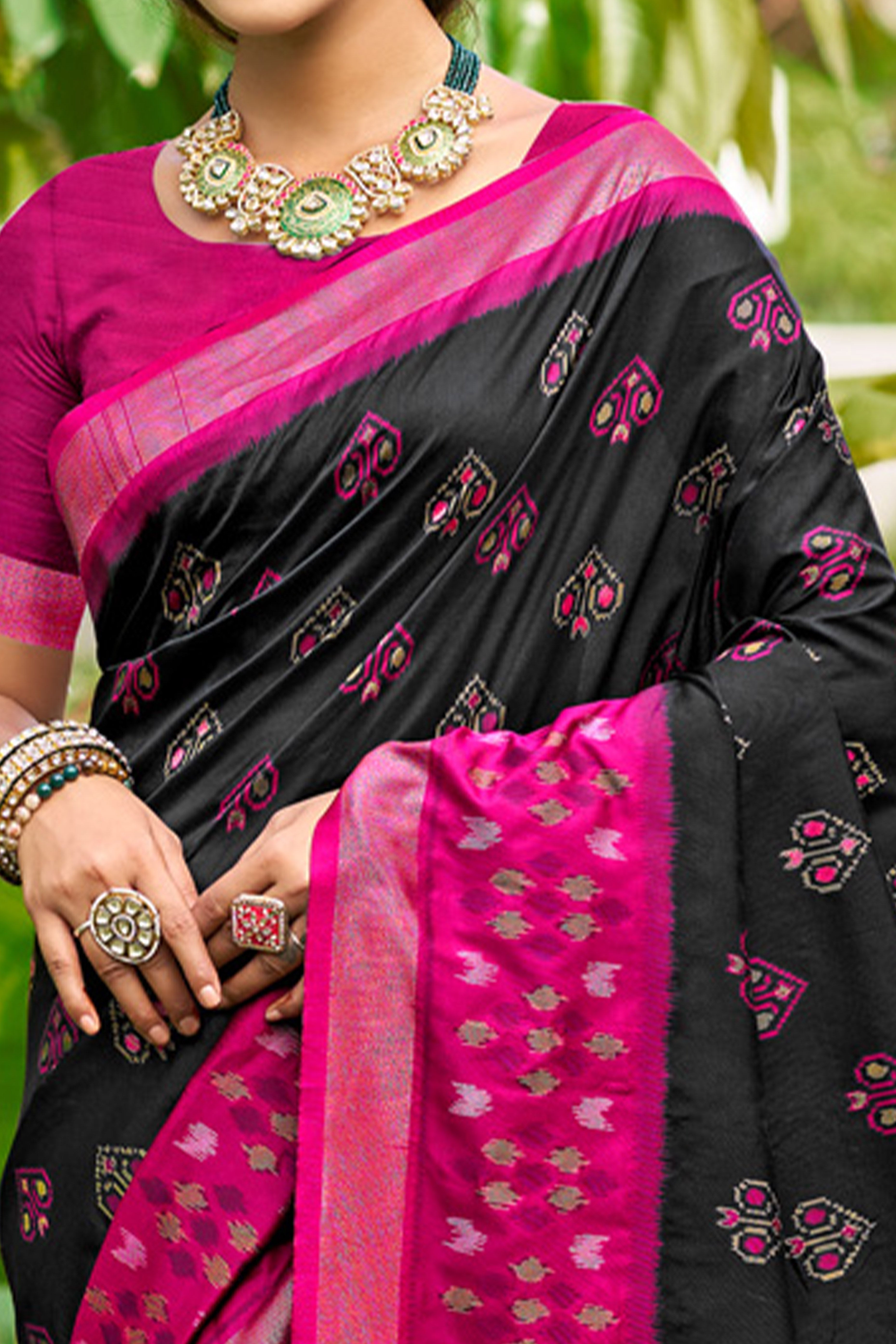 Classic Balck Pochampally Ikkat Silk Blend Saree Completed With Refined Weaving & Tassel Pallu