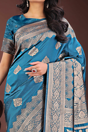 Elegant Teal Floral Zari Woven Kanjivaram Silk Saree Crafted for Timeless Festive Glamour