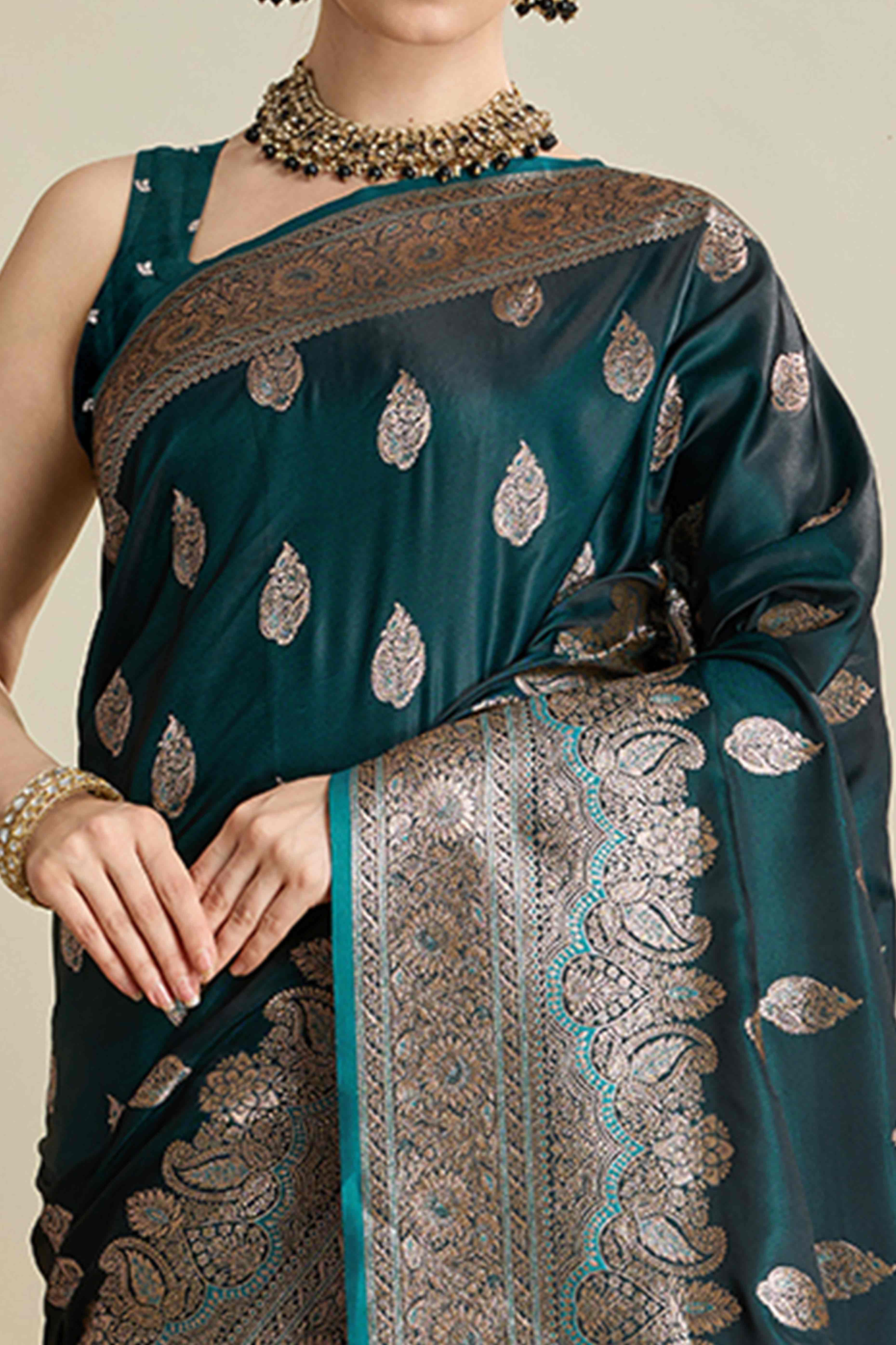Morpich Green Pure Silk Saree Featuring Traditional Banarasi Zari Weaving Patterns