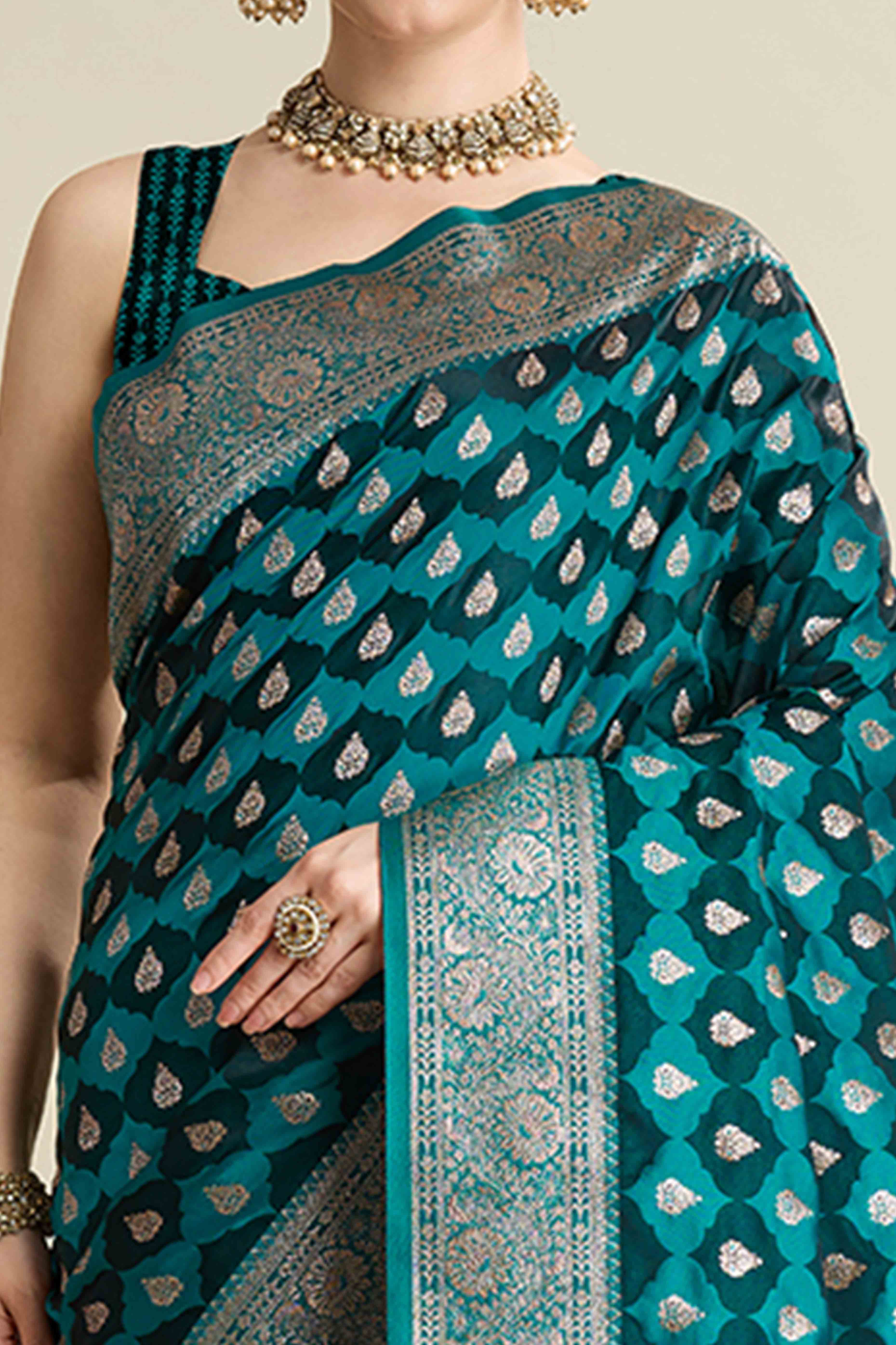 Green Pure Silk Saree Featuring Traditional Banarasi Zari Weaving Patterns
