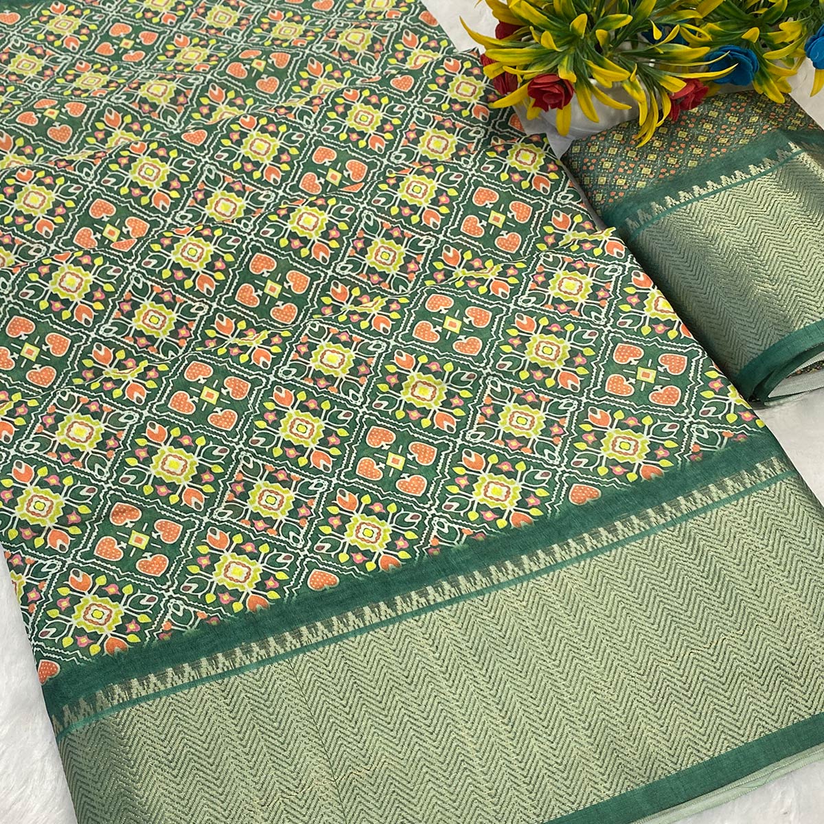 Green Dola Silk Saree Featuring Traditional Patan Patola Print
