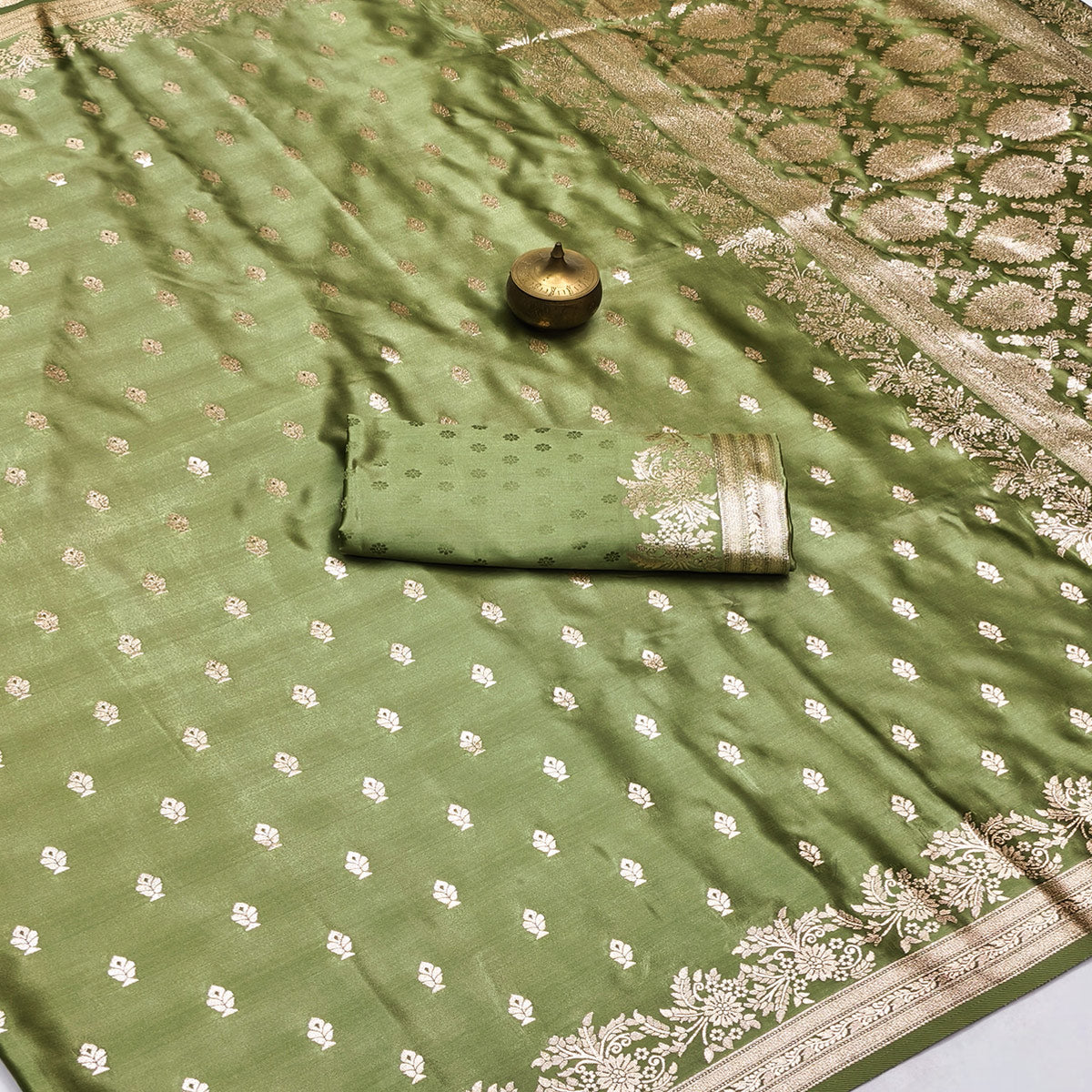 Luxury Green Silk Saree with Classic Zari Butti Woven Patterns