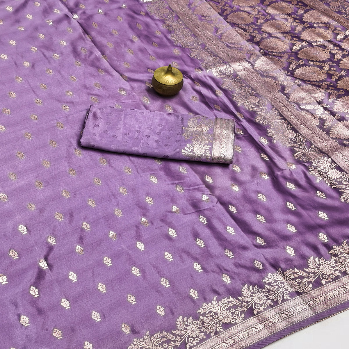 Luxury Lavender Silk Saree with Classic Zari Butti Woven Patterns