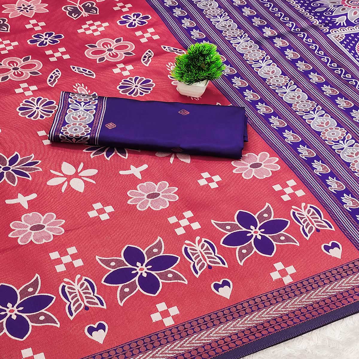 Red Traditional Kanjivaram Silk Saree Featuring Elegant Floral Weaves