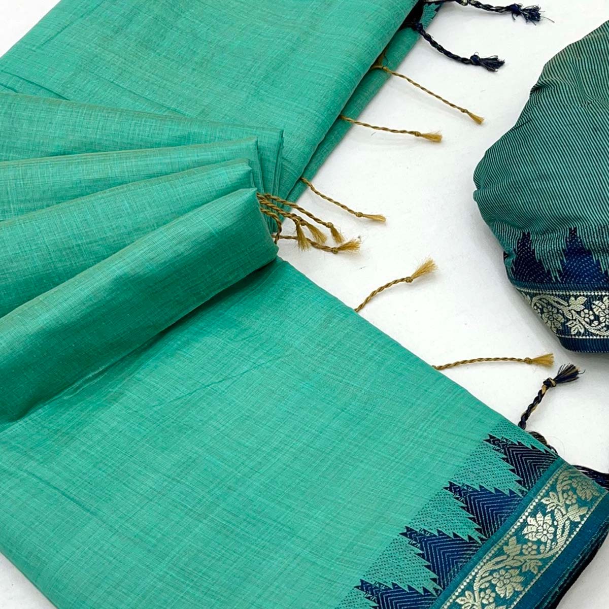 Turquoise Pure Silk Handloom Saree with Intricate Jacquard Weave