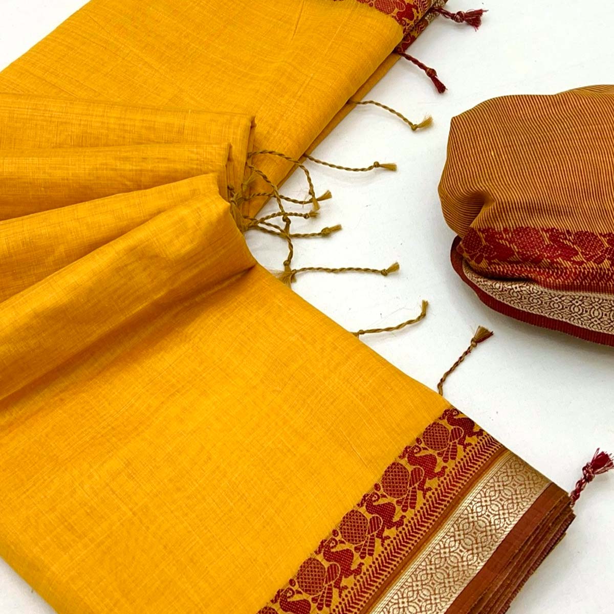 Yellow Pure Handloom Silk Saree with an Elegantly Woven Jacquard Border
