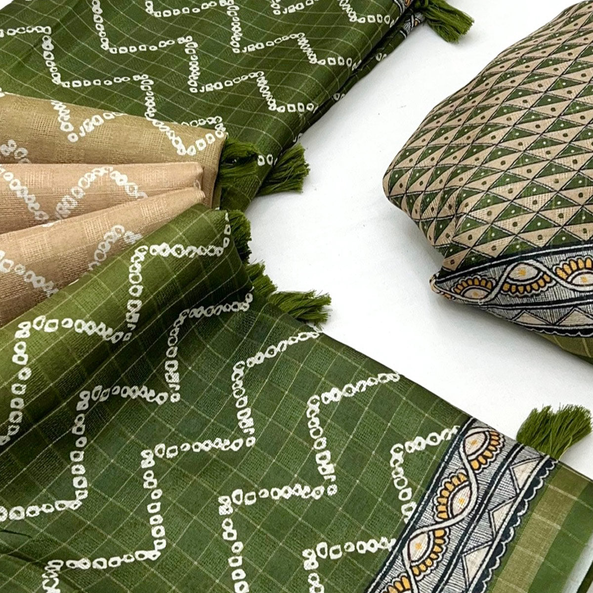 Beige & Green Maheshwari Cotton Silk Saree with Zig-Zag Pattern