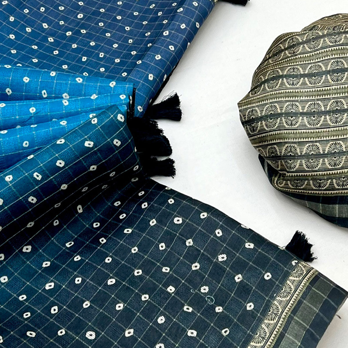 Vibrant Blue Maheshwari Cotton Silk Saree Featuring Classic Bandhani Prints