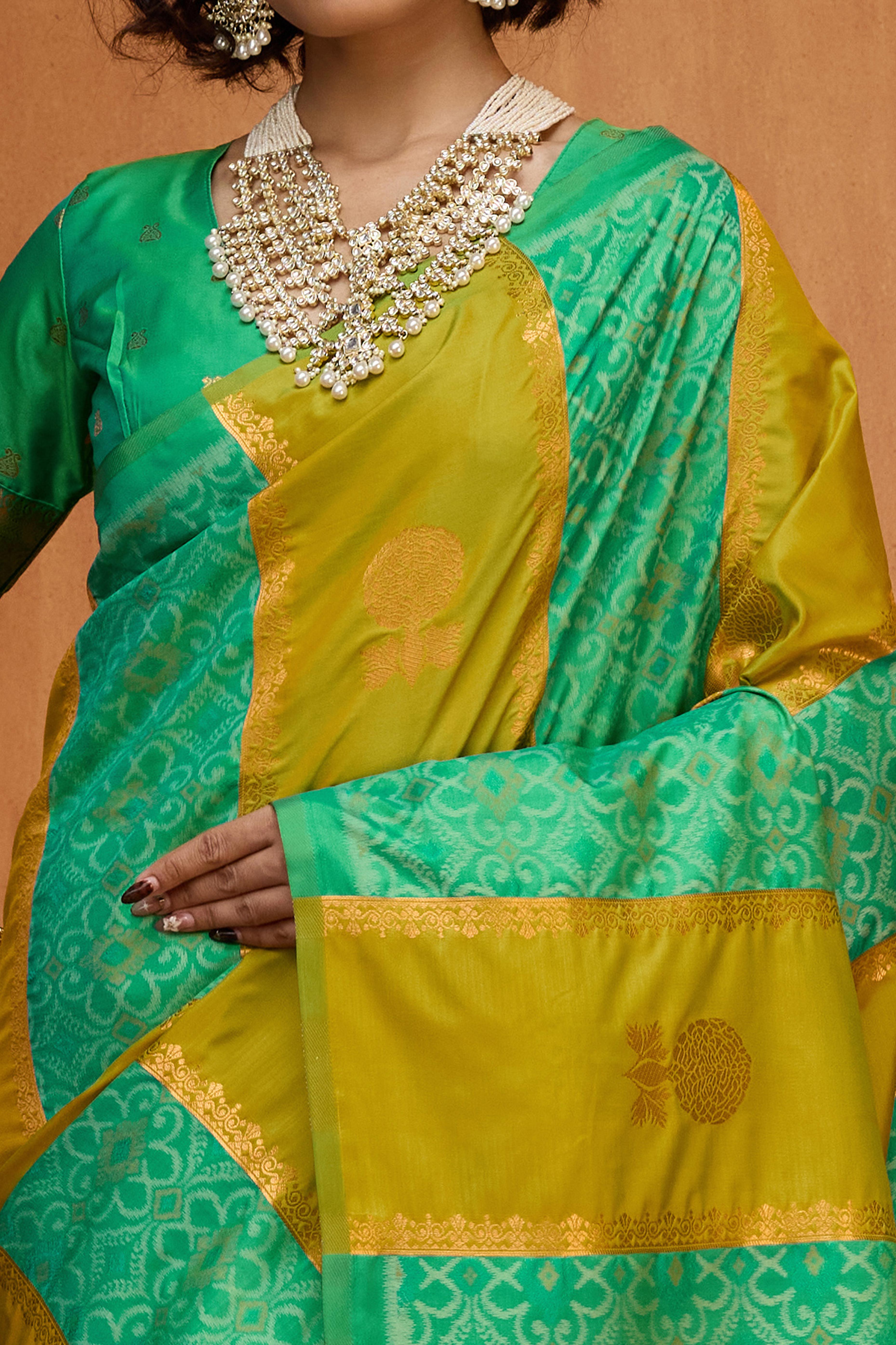 Classic Emerald Green Floral Handloom Weaving Art Silk Saree With Statement Tassel Pallu