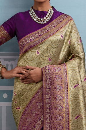 Green Soft Kanjivaram Silk Saree with Classic Zari Weaving for Elegant Styling