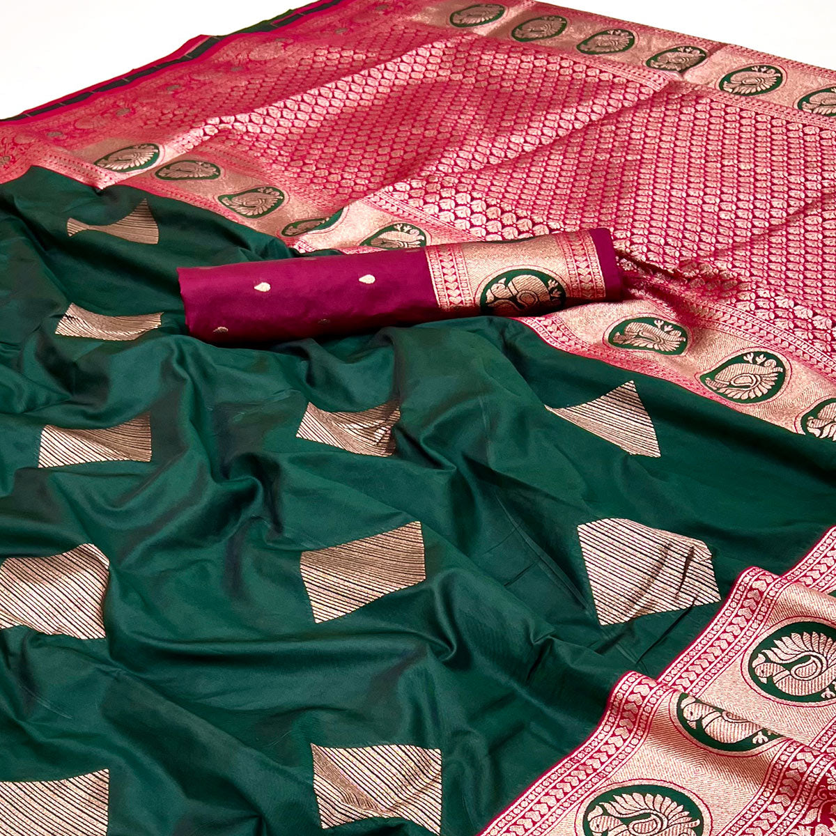 Dark Green Zari Woven Art Silk Saree With Opulent Banarasi Pallu Work