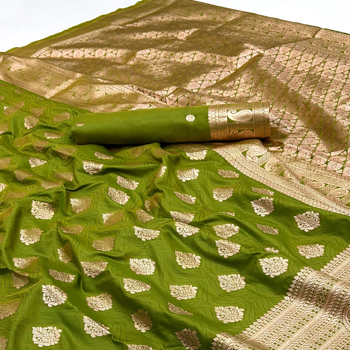 Green Art Silk Saree With Exquisite Floral Zari Work & Banarasi Pallu
