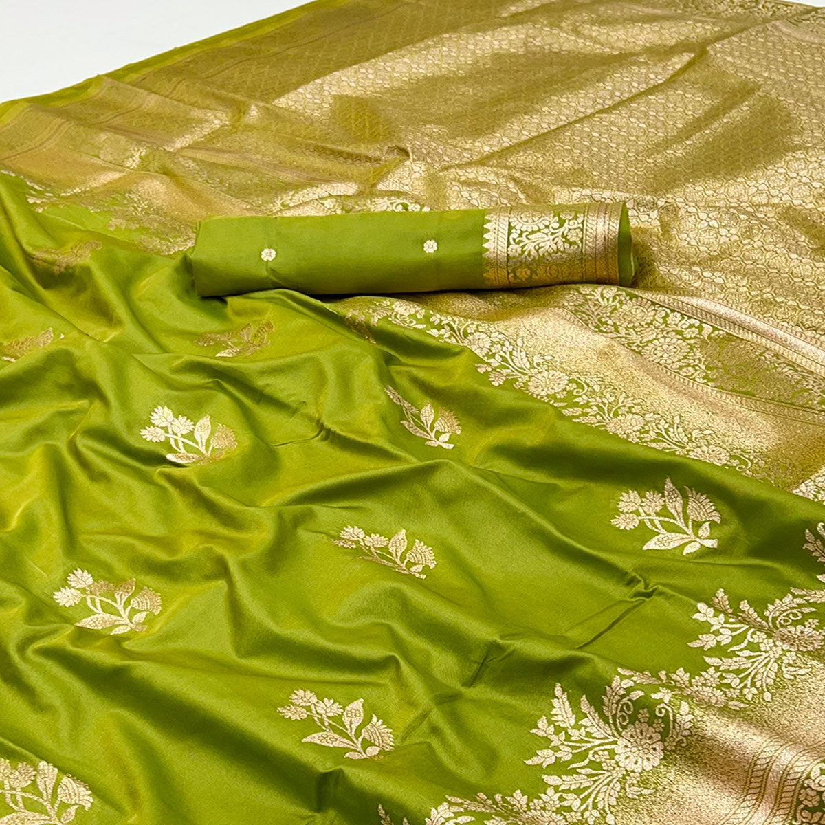 Green Art Silk Saree Featuring Intricate Floral Zari Weaving & An Elegant Banarasi Pallu