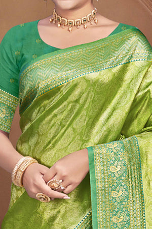 Exclusive Green Paisley & Floral Pattern Weaving Kanjivaram Silk Saree With Tassel Pallu