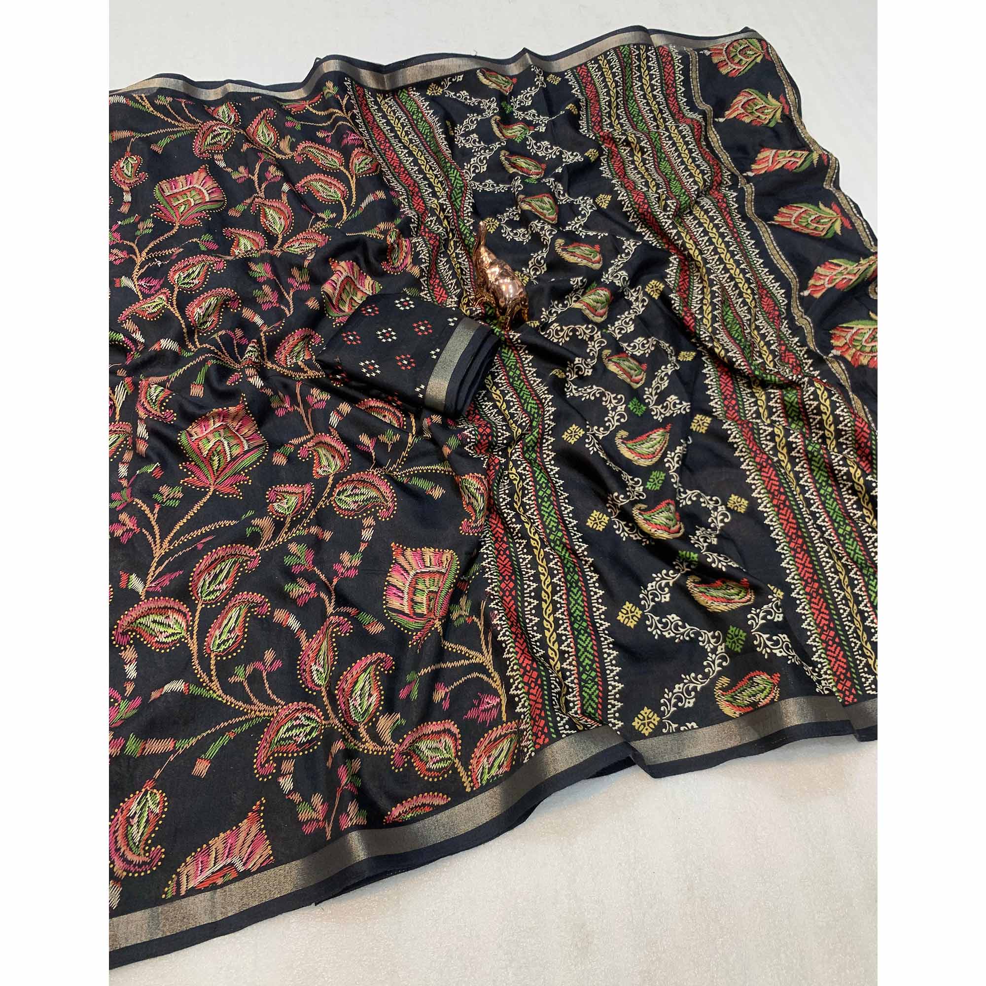 Black Maheshwari Silk Blend Saree Adorned With Elegant Floral Print & Two Tone Finish