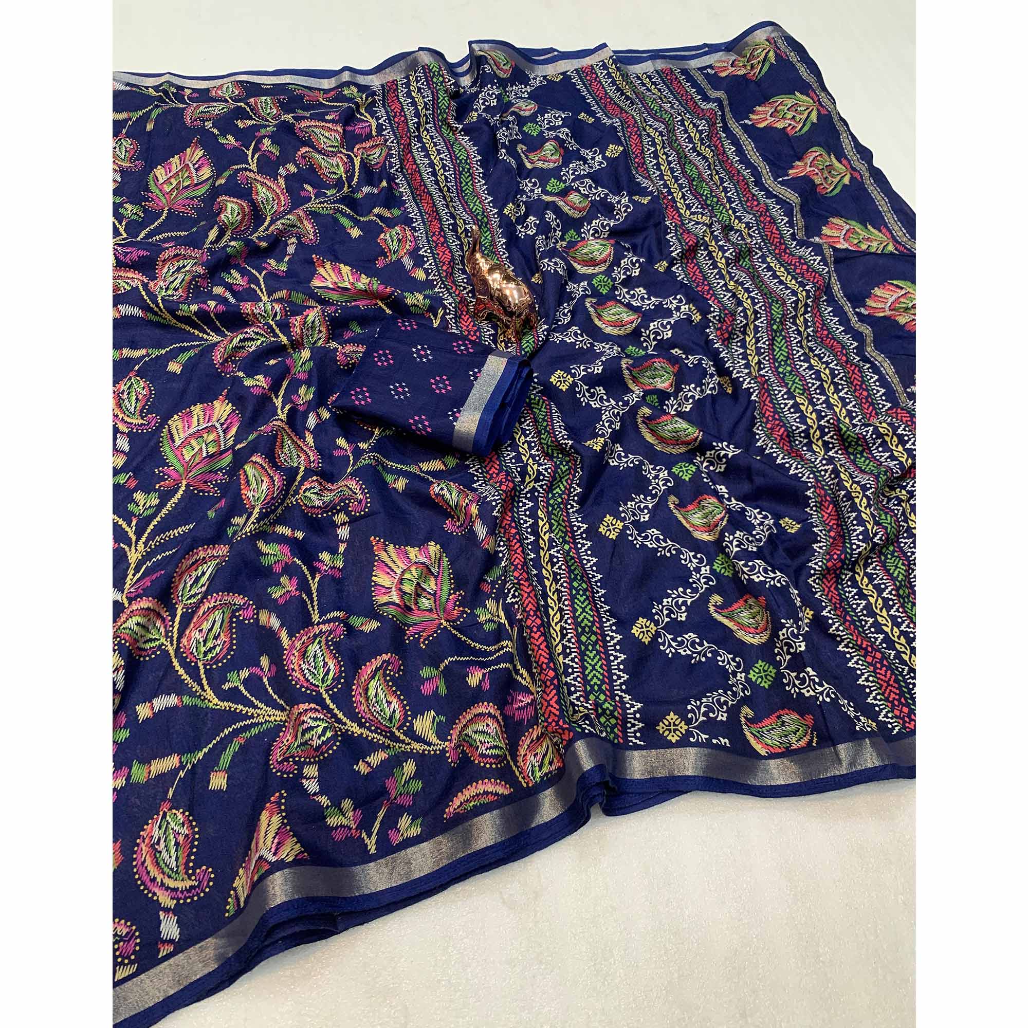Navy Blue Maheshwari Silk Blend Saree Adorned With Elegant Floral Print & Two Tone Finish